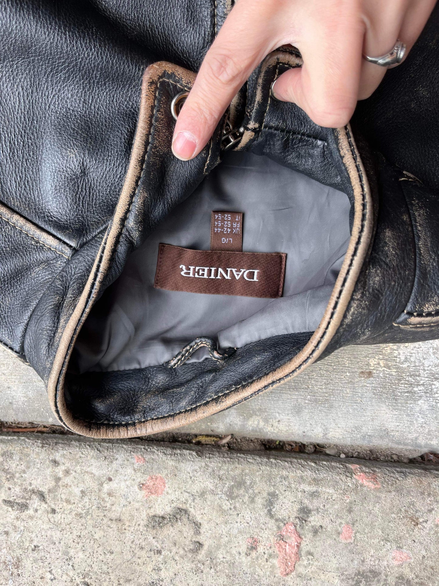 (L/XL) Vintage Danier Genuine Leather Jkt