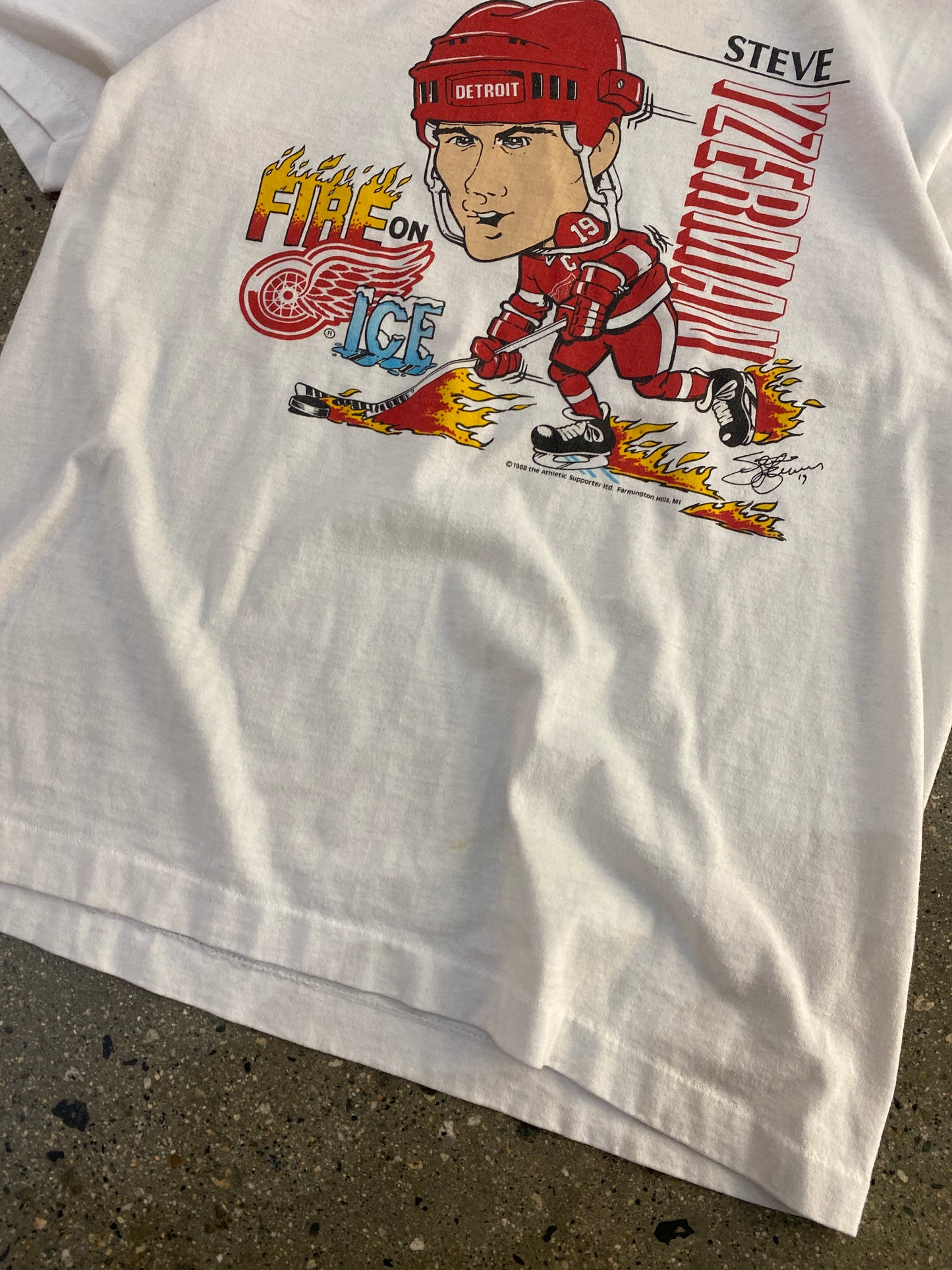 (XS/S) B155 - 1988 Steve Yzerman Wings Tee