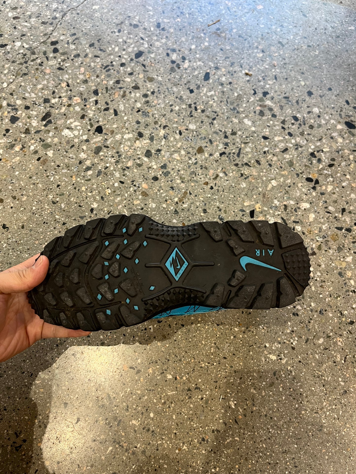 (7.5 US) Nike x Supreme Humara