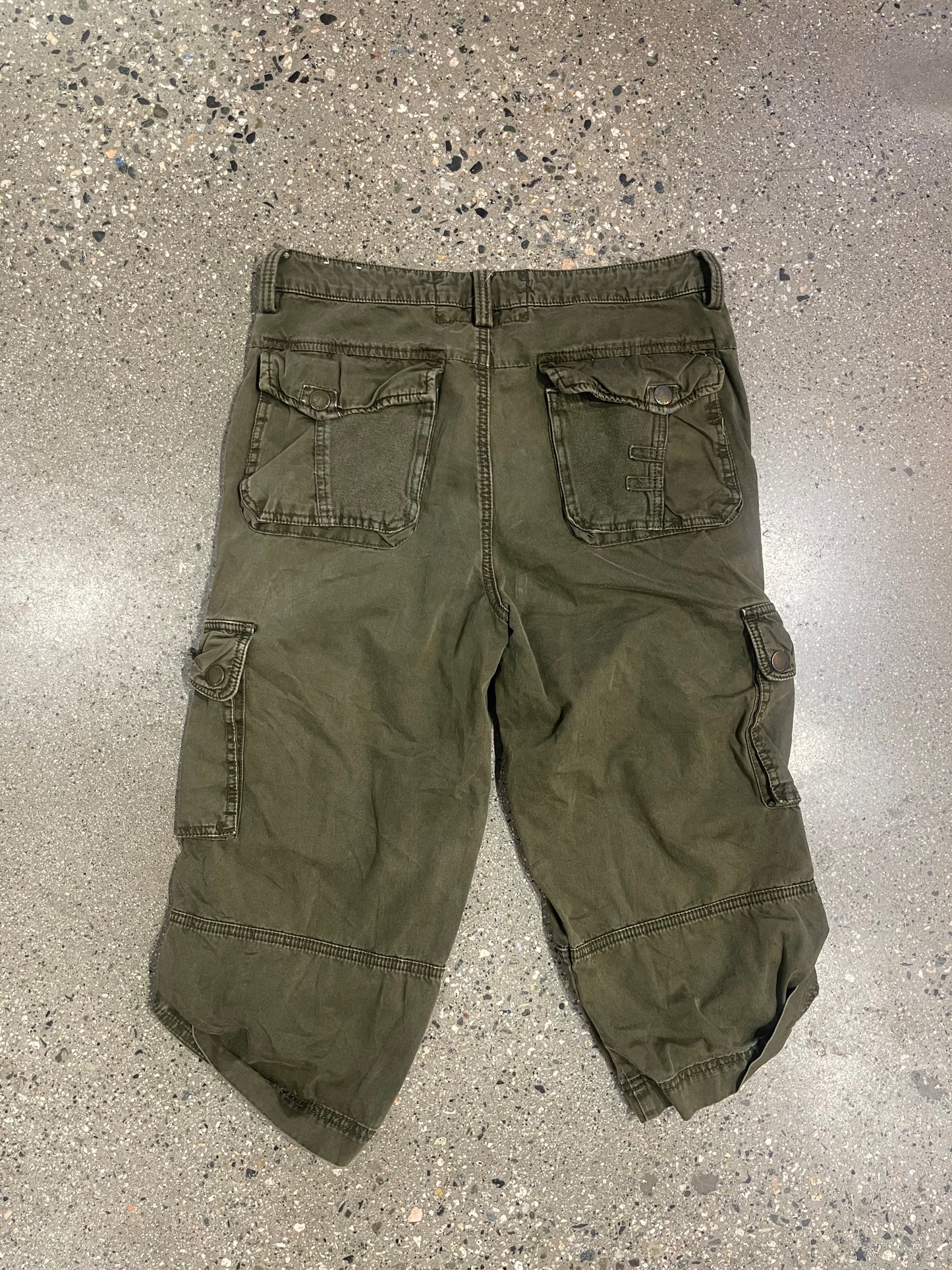 (31x21) Guess Olive Capri