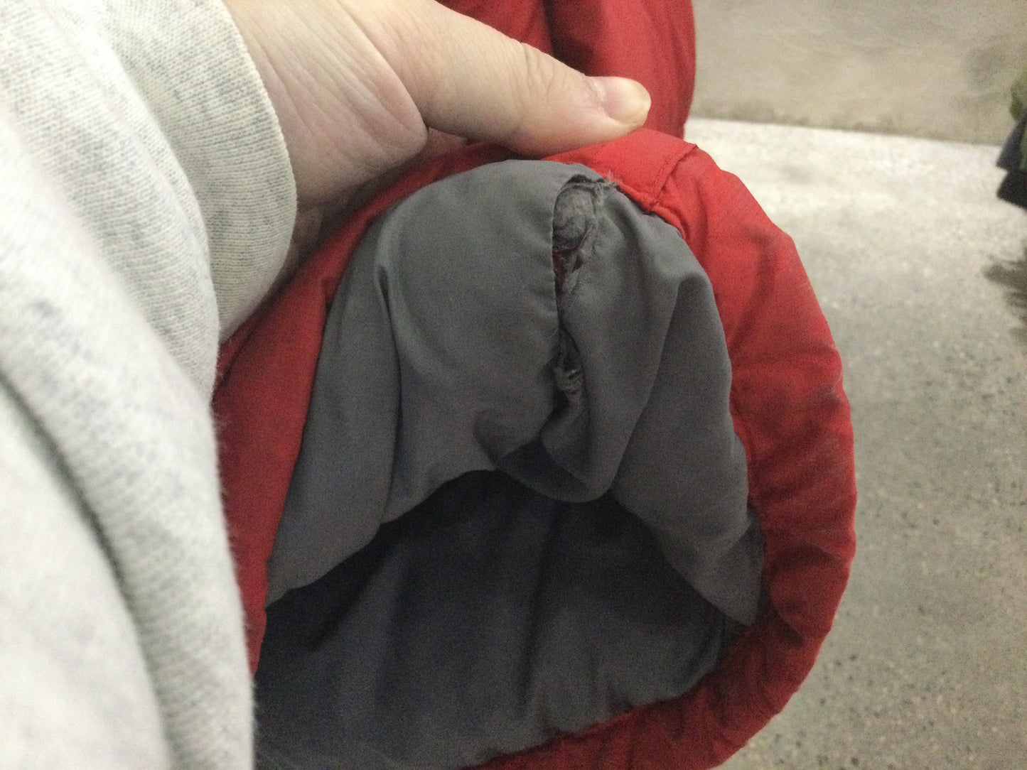 (S) The North Face 700 Red ( Tear on Inside)