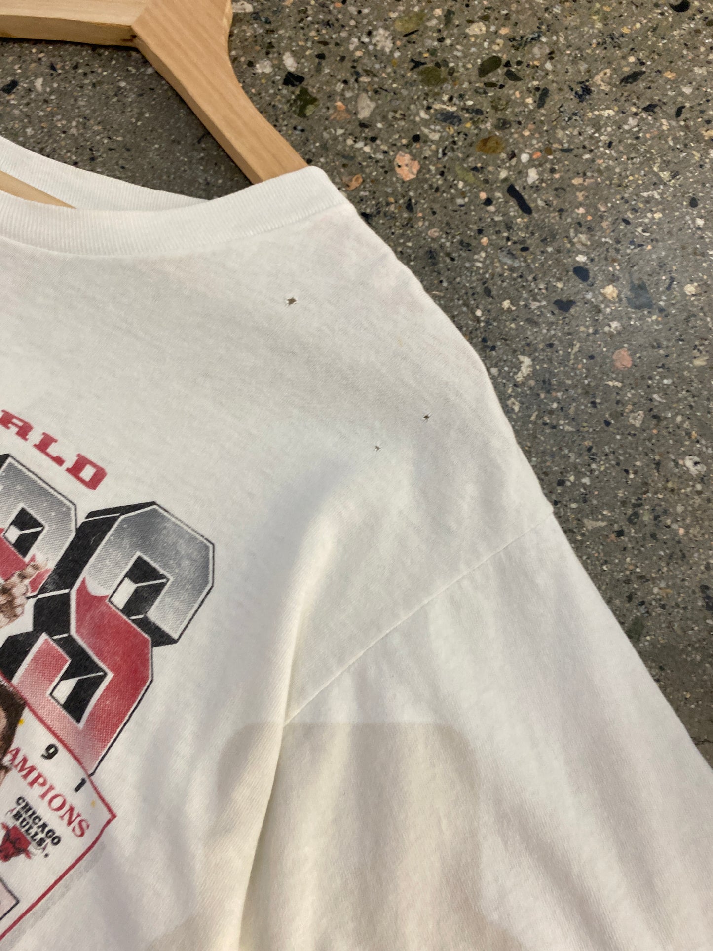 (M) 1991 Chicago Bulls Championship Bobblehead Tee ( as is )