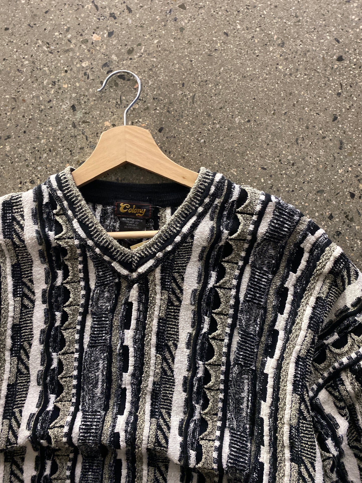 (L) Colony 3D Knit V Neck