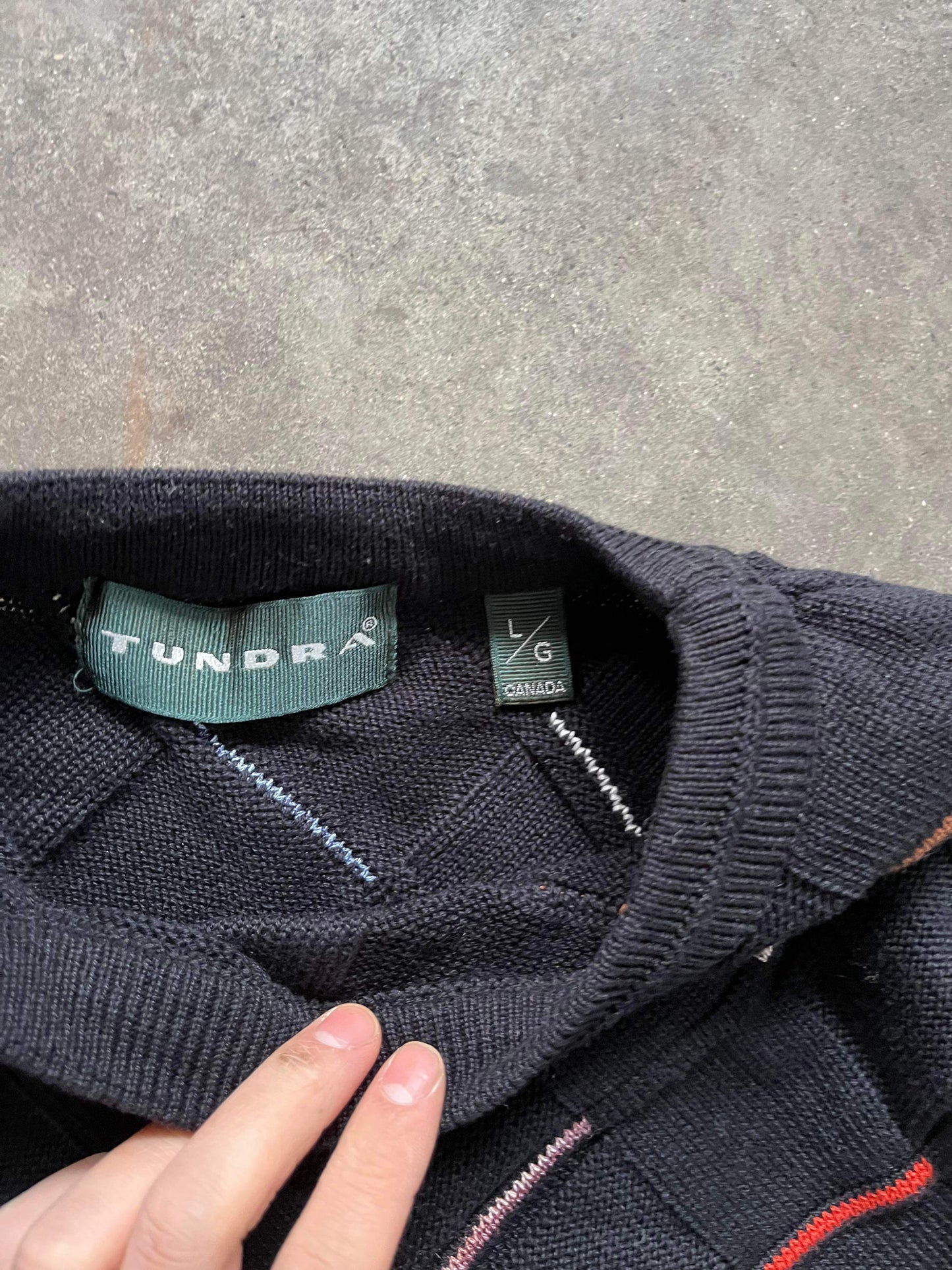 (L/XL) 90’s Tundra Striped 3D Knit