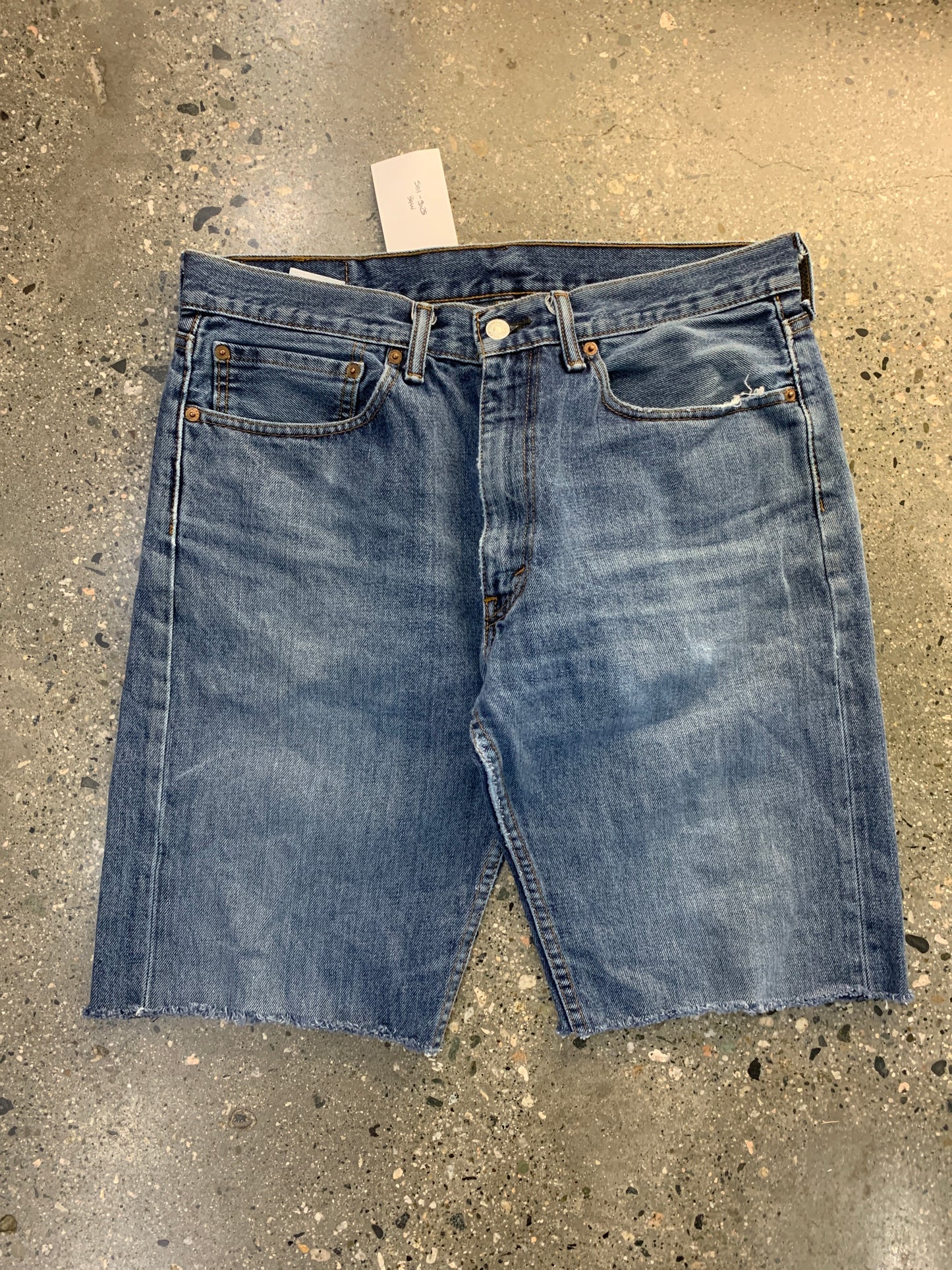 s111 - 34w Levi Cutoffs