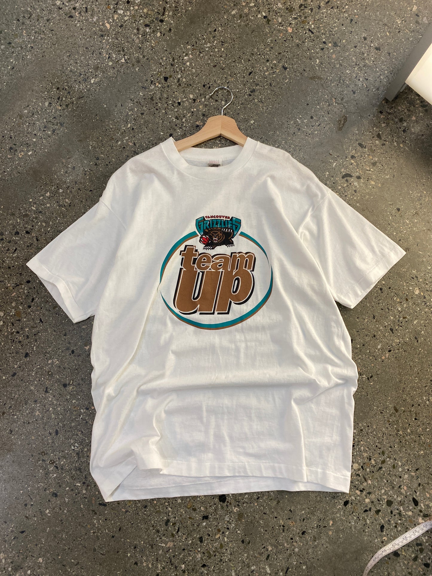 (XL/2X) A200 - 90s Made in Canada Van Grizz Community Tee