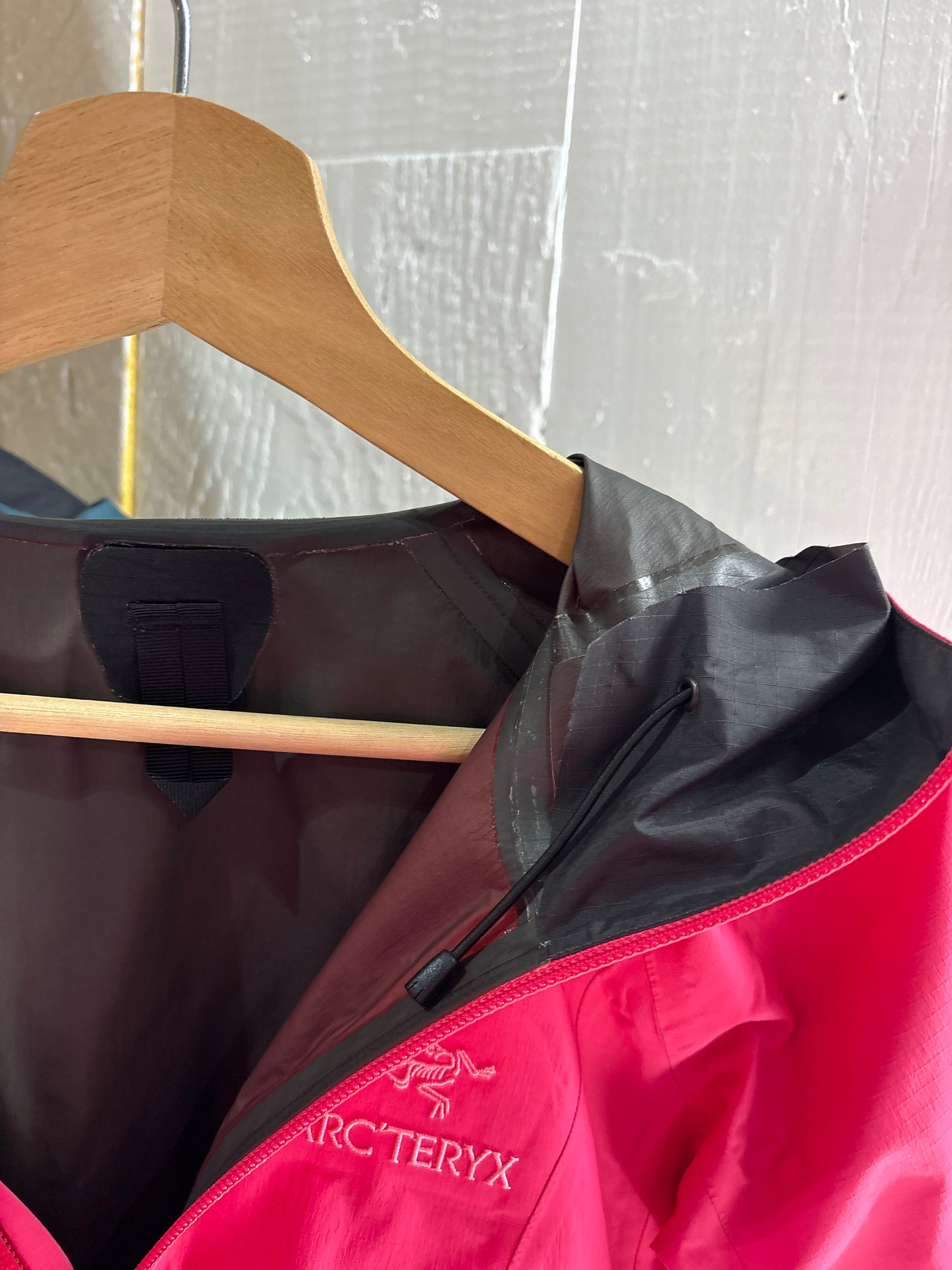 (XS) ARCTERYX PINK BETA SL (as is condition)