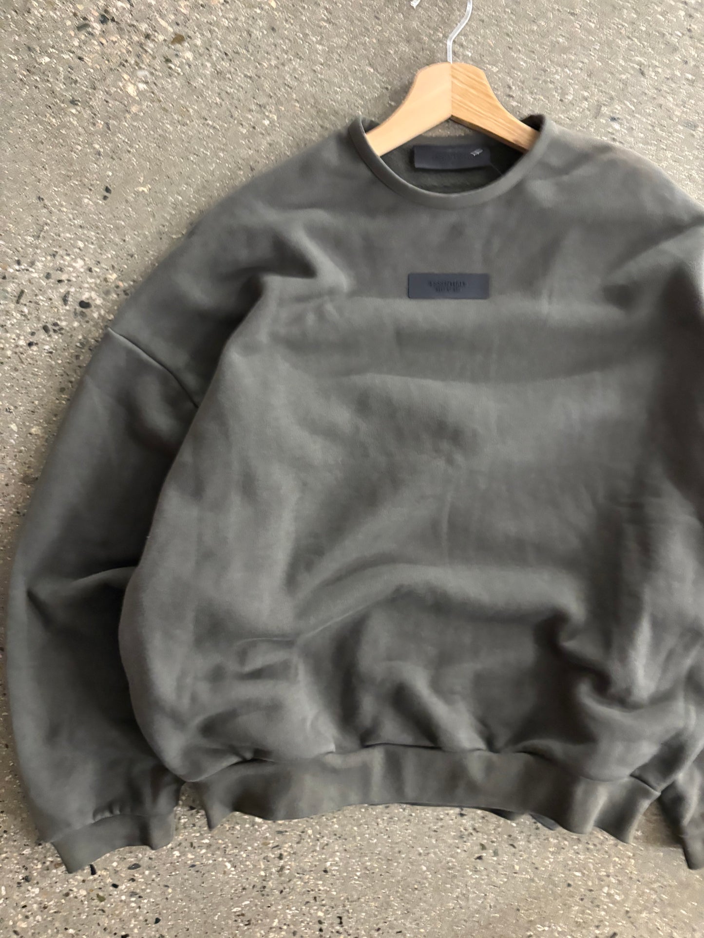 (L) Essentials Crewneck Brand new