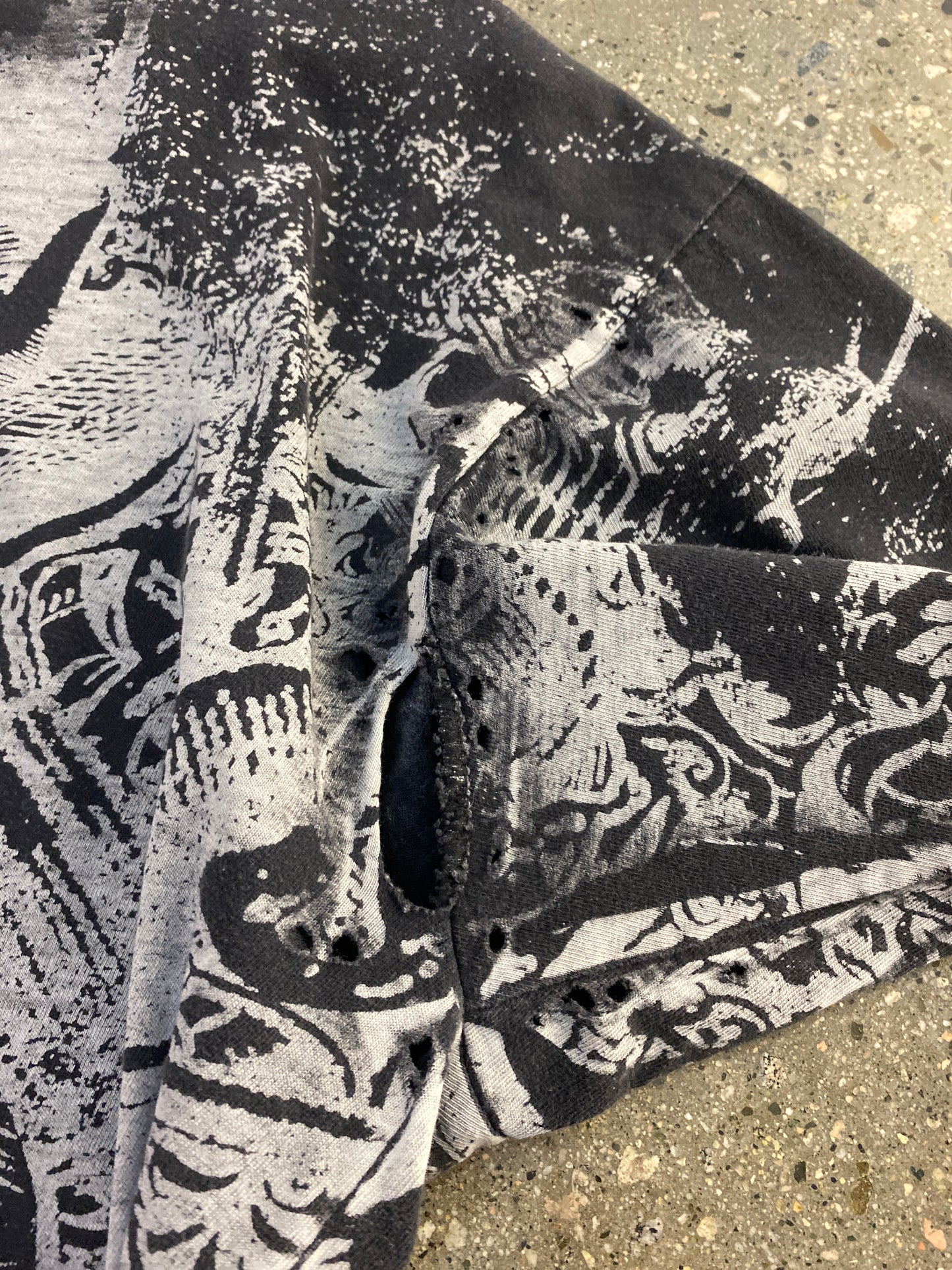 (xl/2x) Y2K Graphic Tee AOP ( as is )