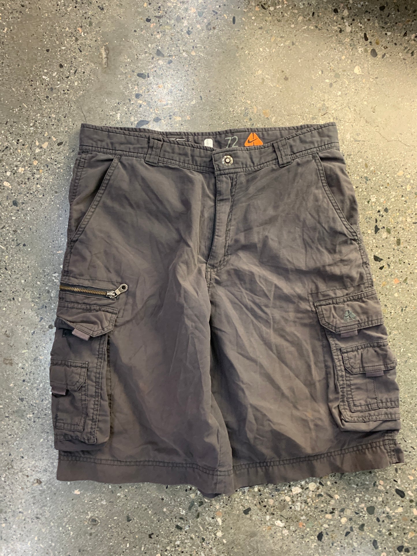 s84 - 32w Nike ACG CARGO SHORTS