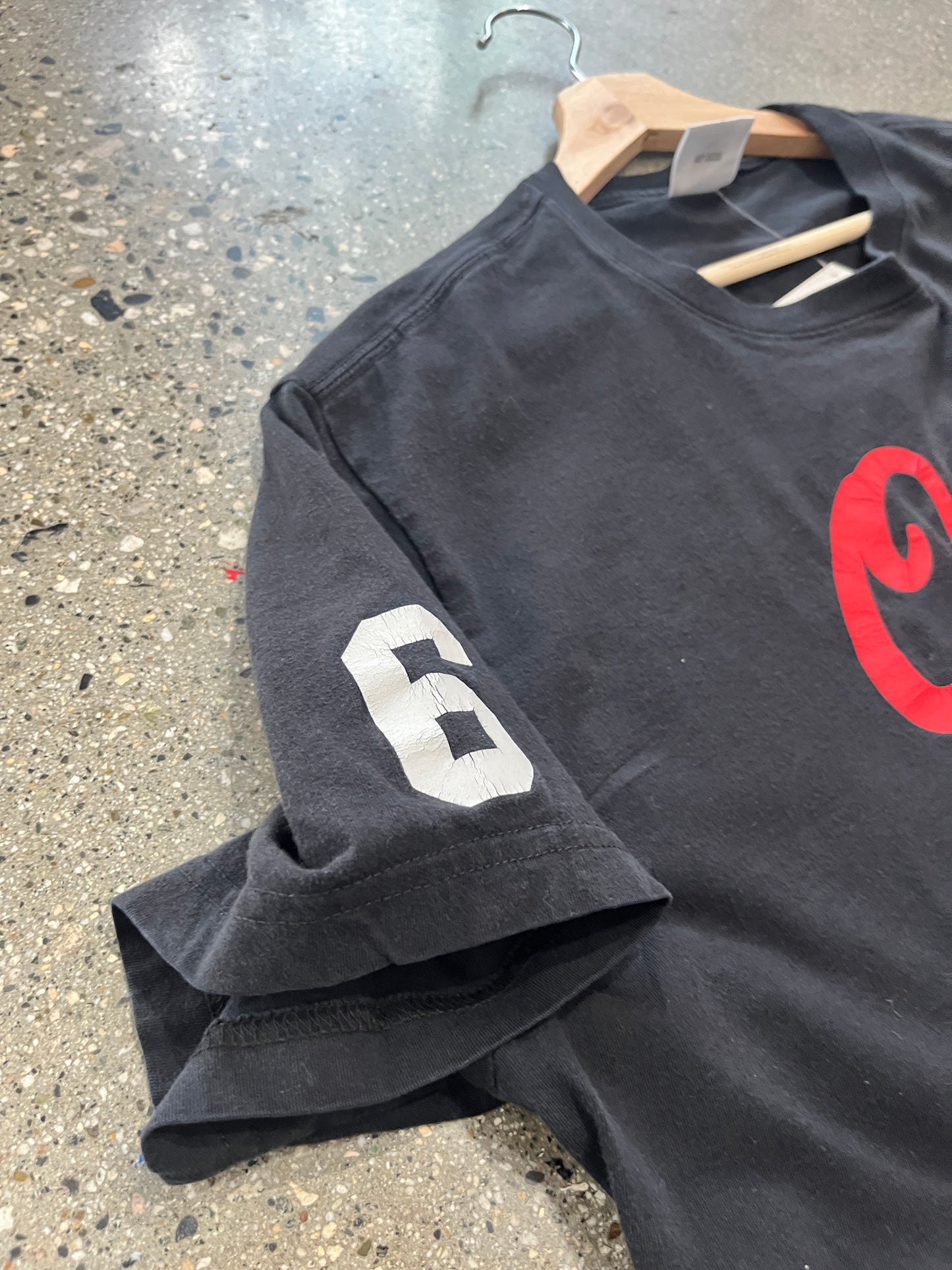 (L) black ovo cursive tee