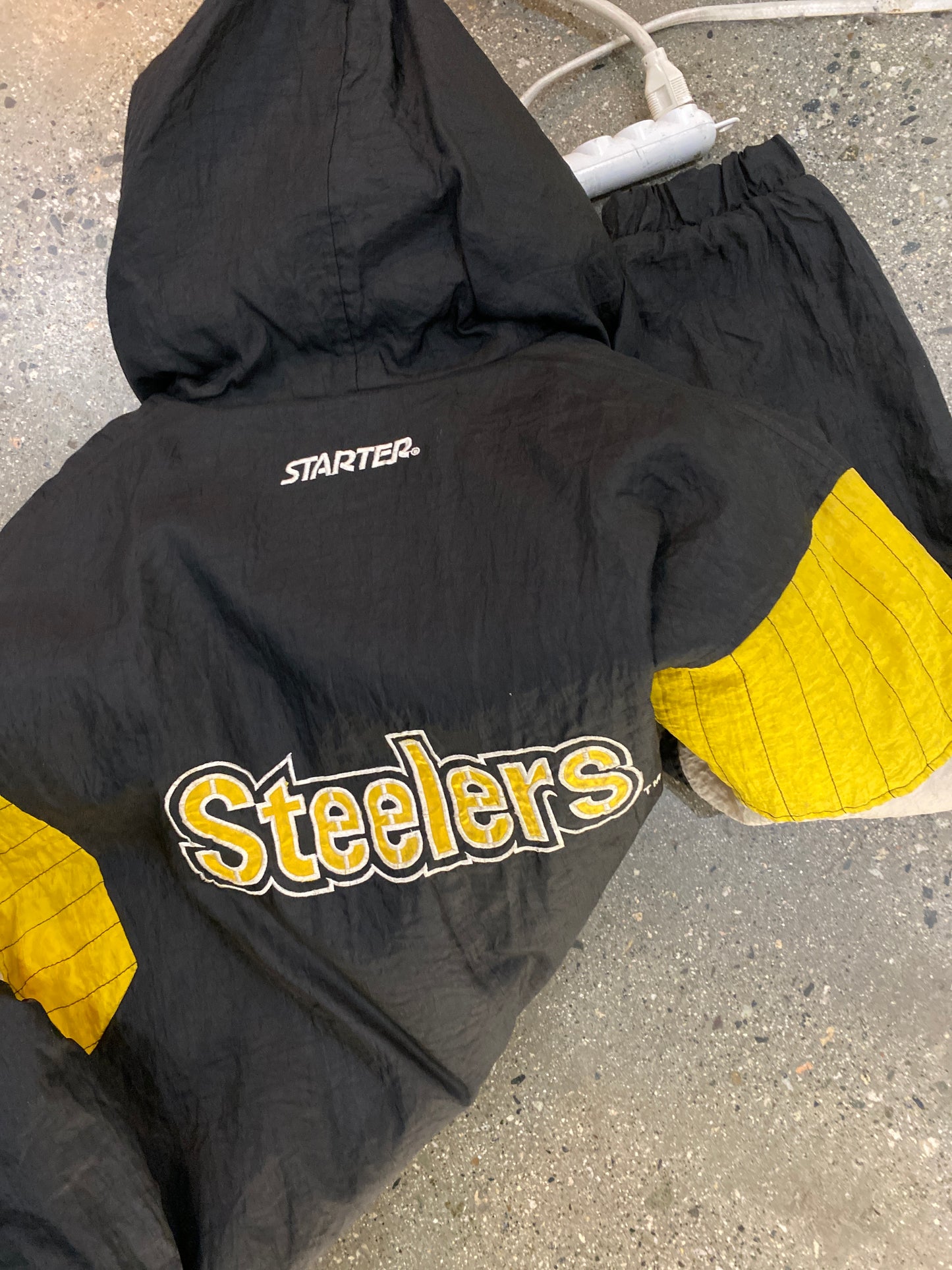 (L) Starter Steelers Jacket ( no zipper pull)