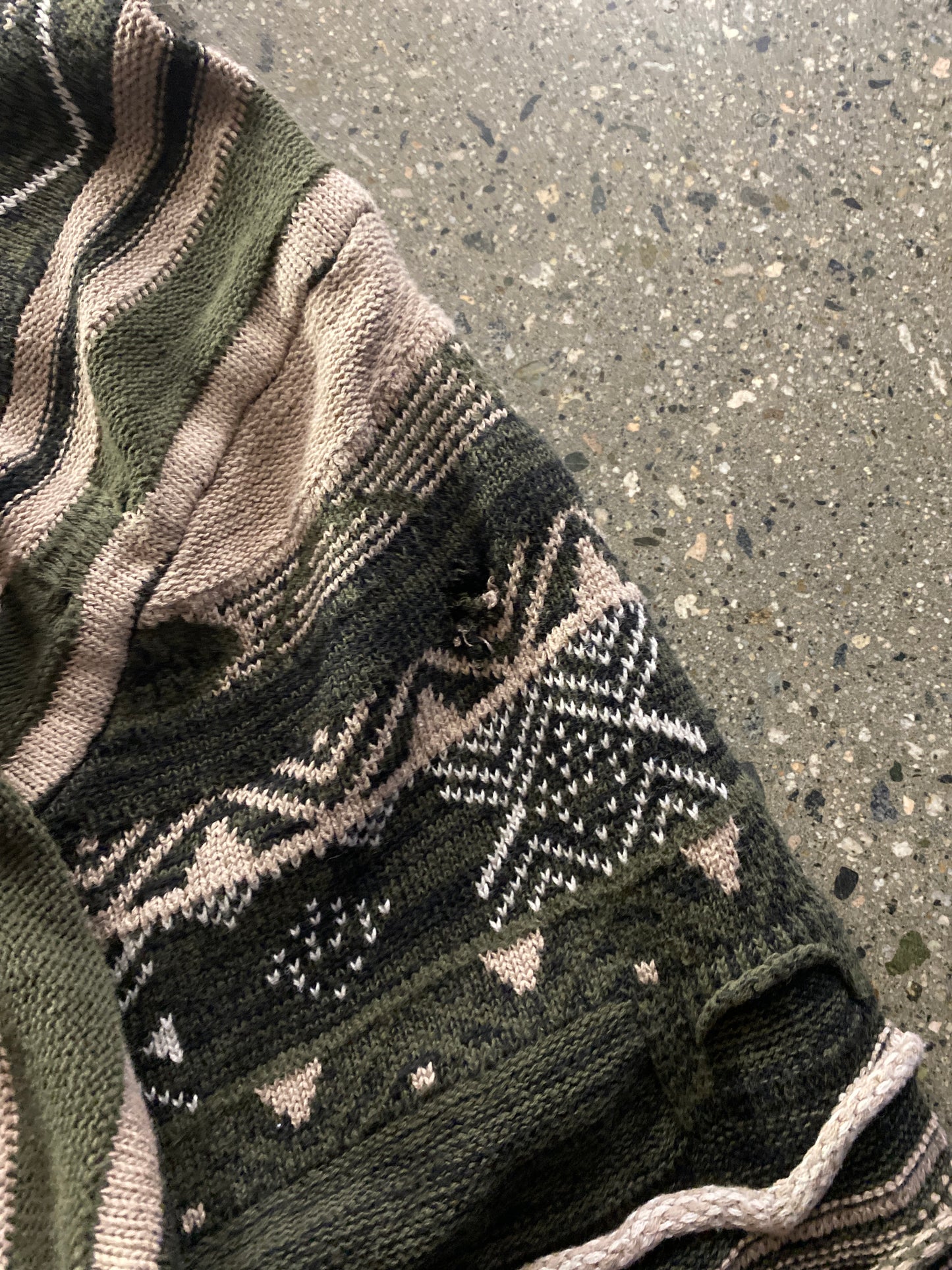 (M/L) CM29 - Cotton On Garments 3D Knit Hunter Green ( as is )