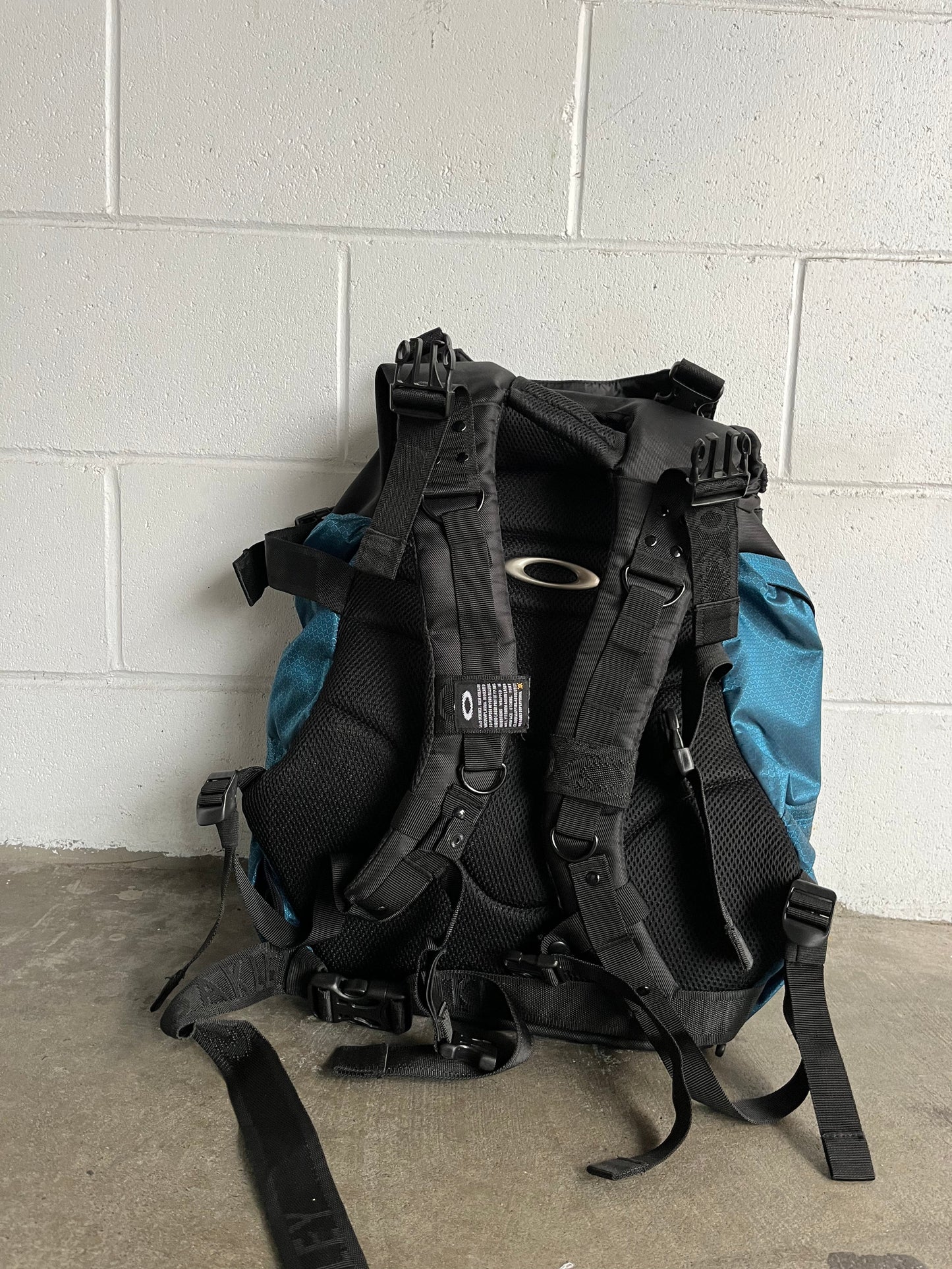~ (XL) Oakley Tech Mountaineering Bag