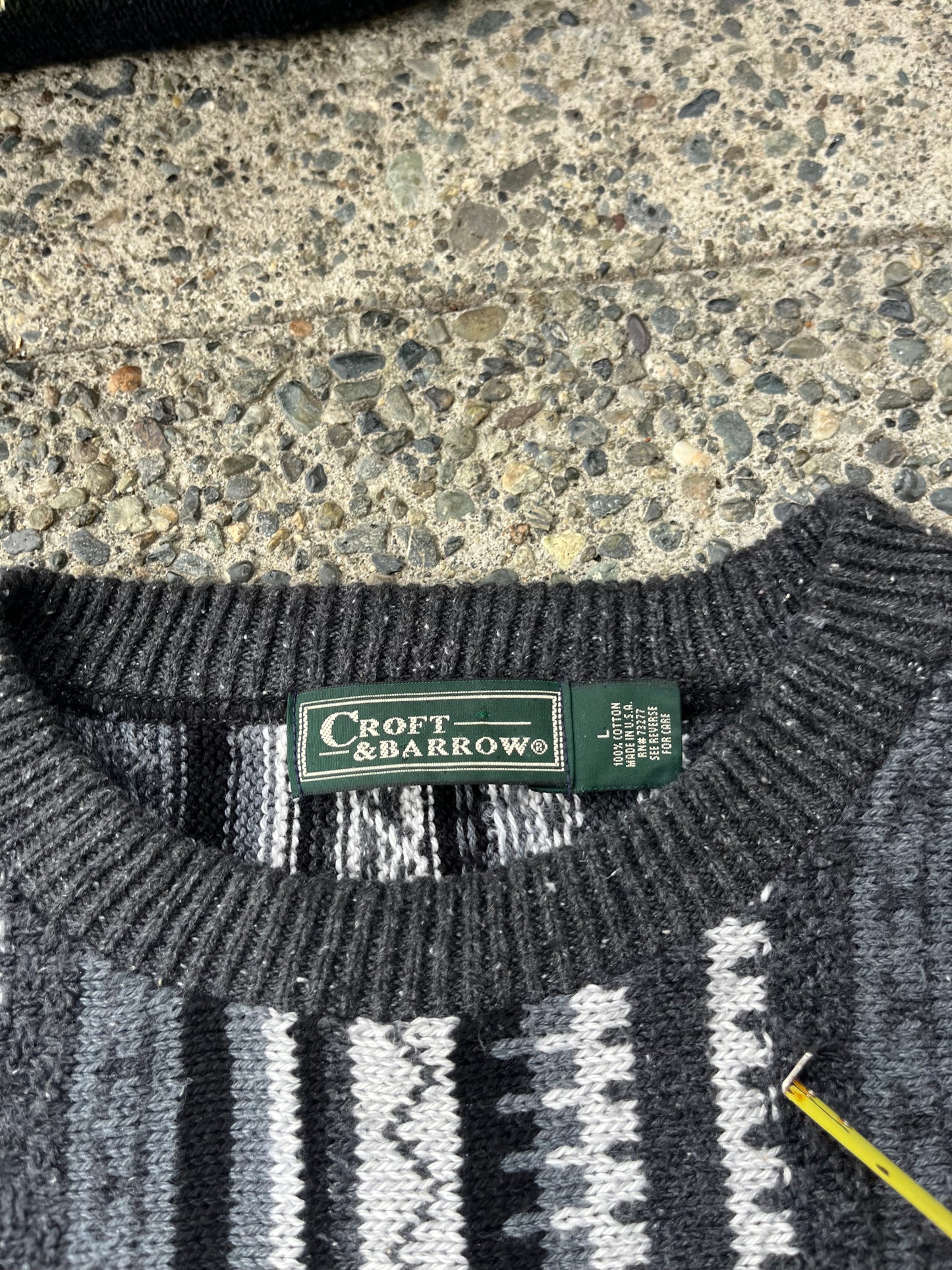 (L) 90s Black and white textured 3D Knit