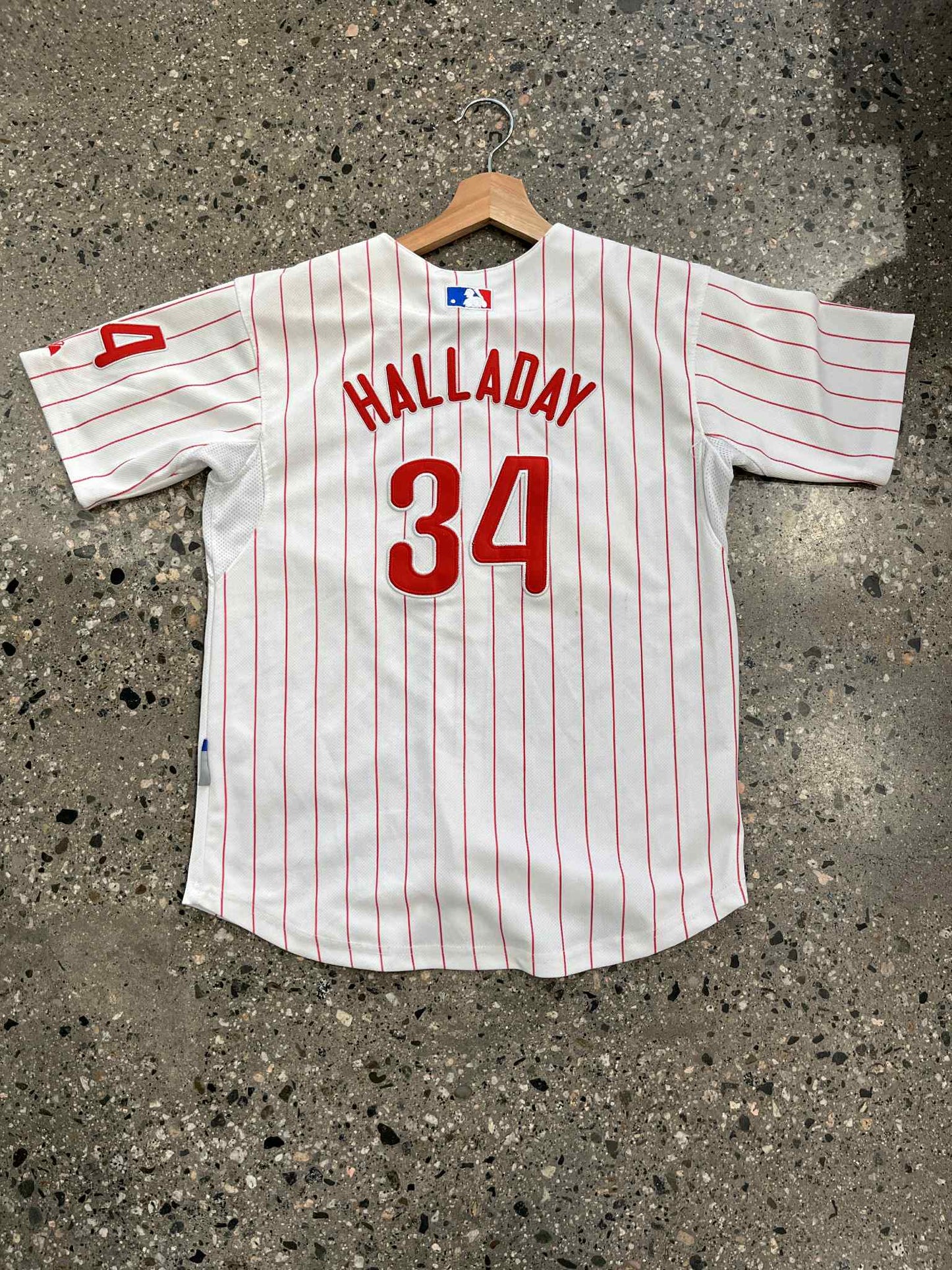 (XS) Phillies Halladay MLB JERSEY ( stain)