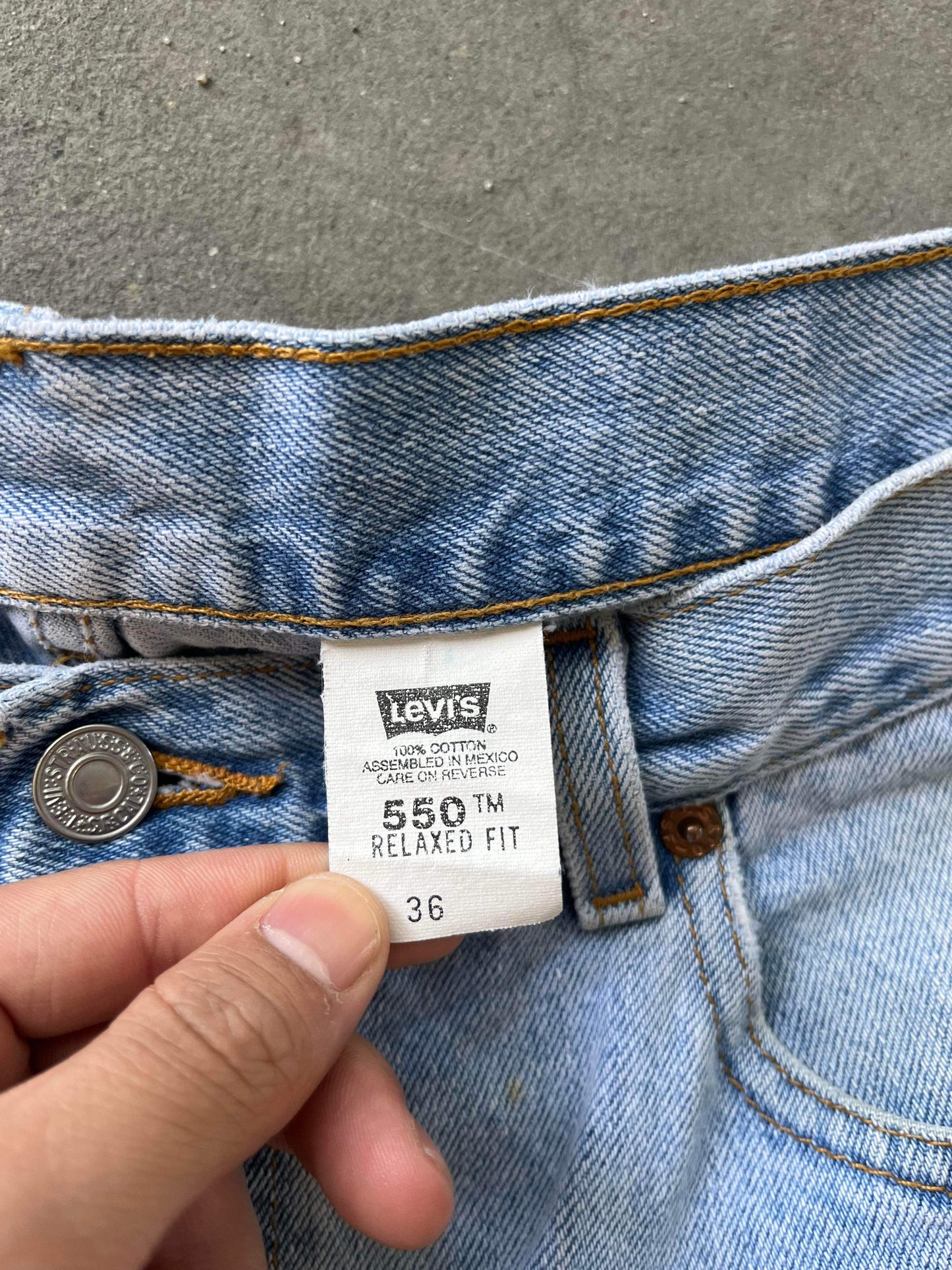 (36”) 00’s Levi’s 550 Light Wash Jorts
