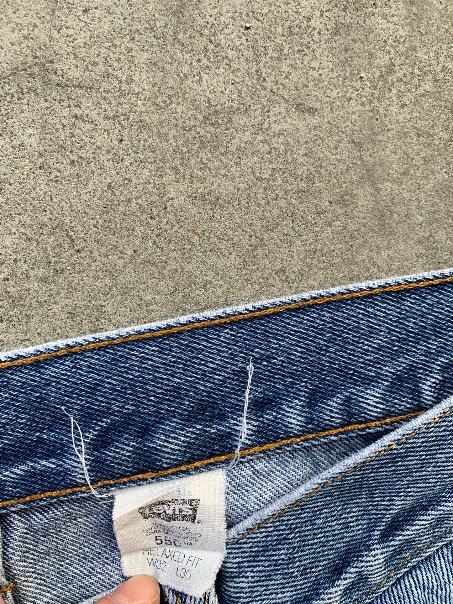 (32”) Vintage Levi 550 Distressed Jeans