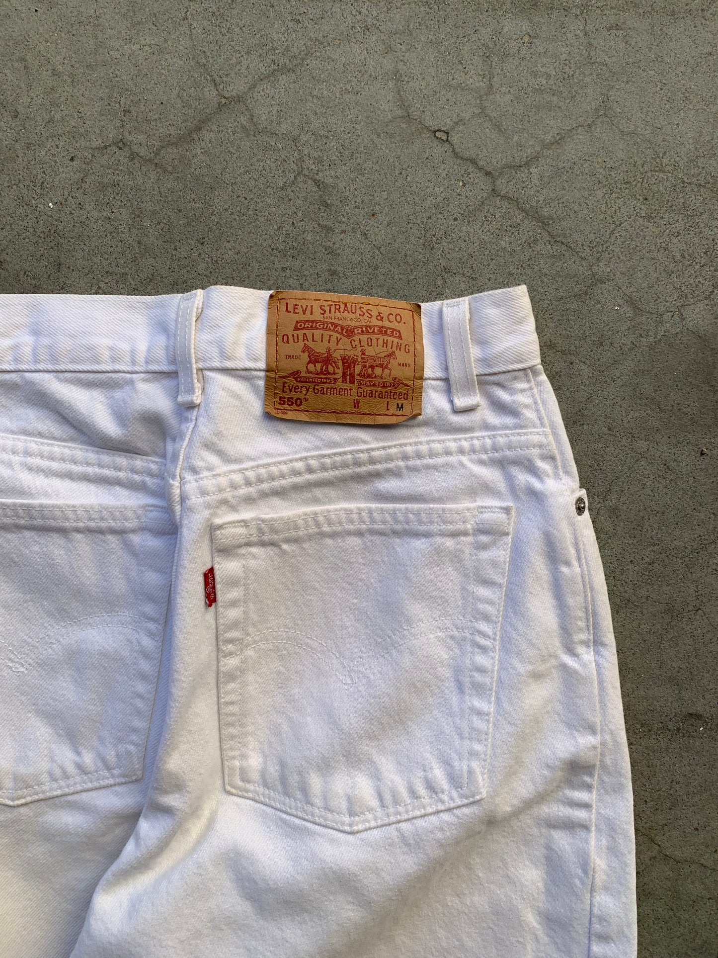 (28”) 90’s White Levi 550 Denim