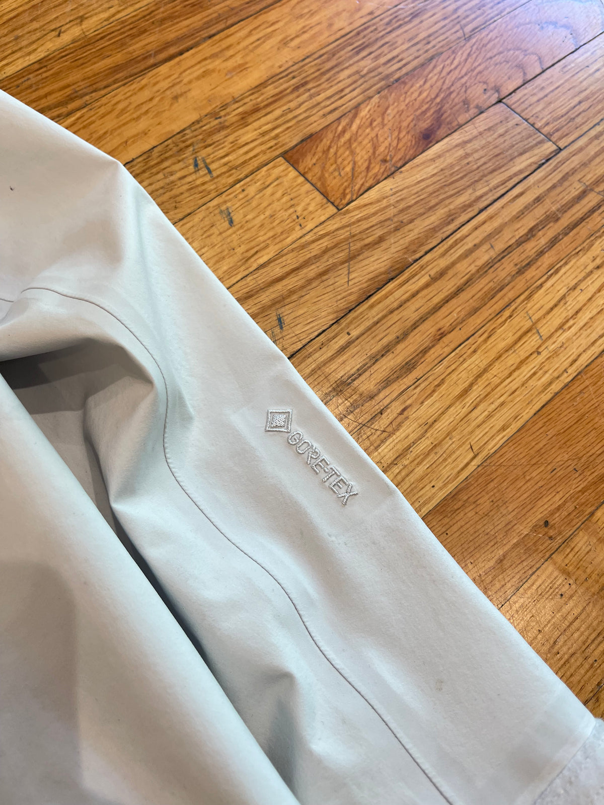 (XS) Arc’teryx Beta Platinum White Goretex Jacket