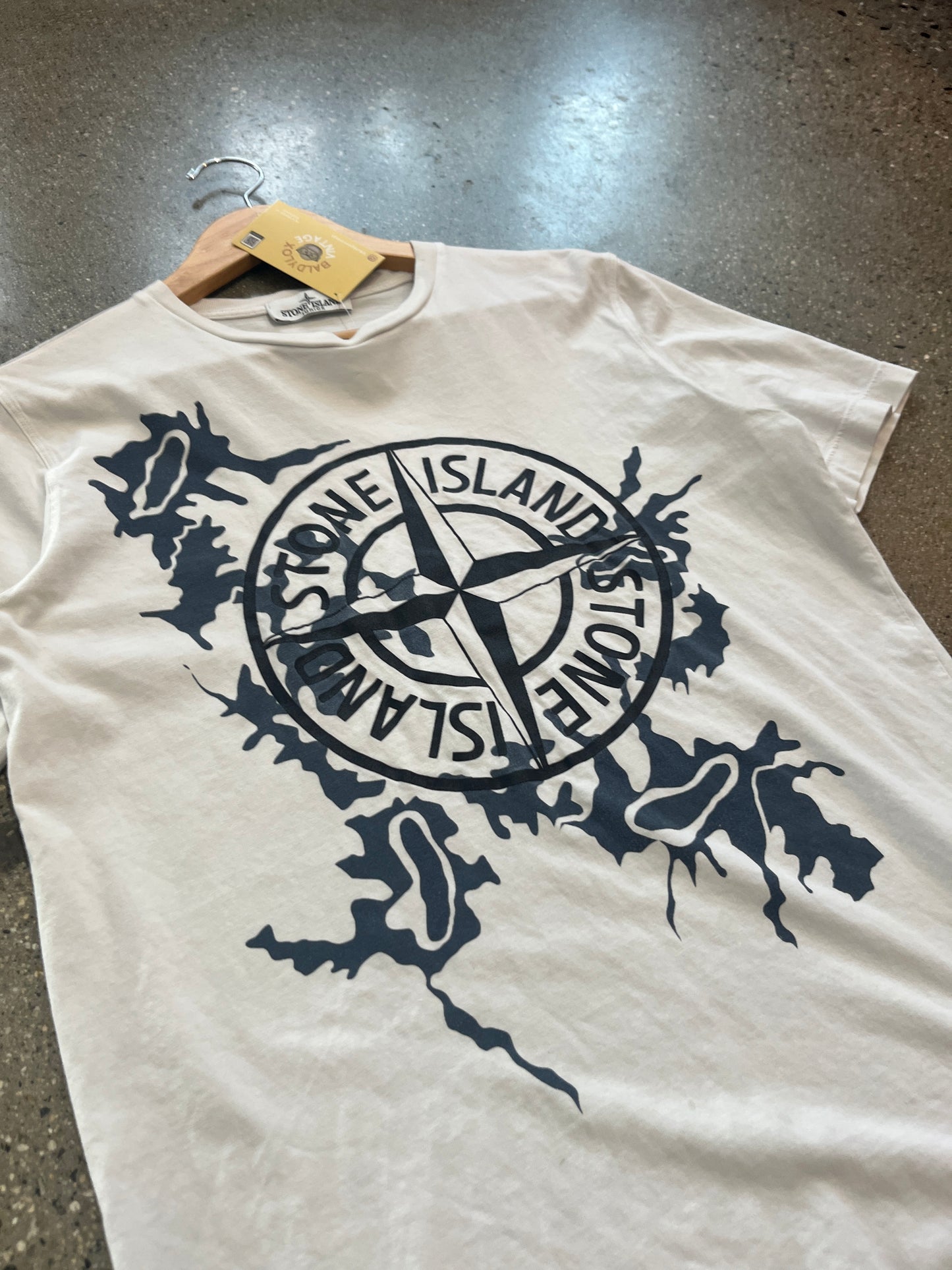 (XS) Stone Island White Tee ( light stains)