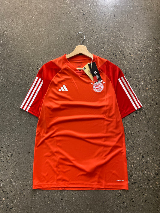 (m) Brand￼ New with Tags Bayern  Training Kit ( retails for 79.99)