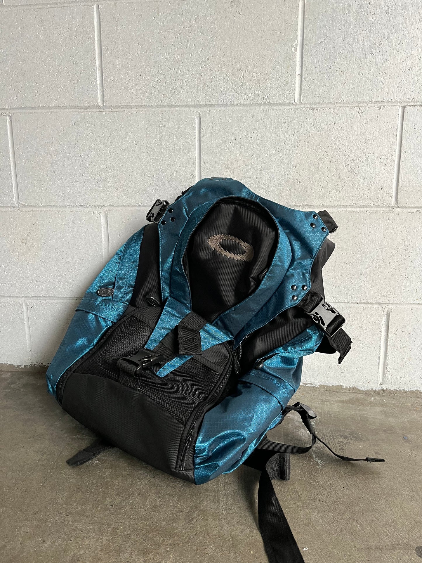 ~ (XL) Oakley Tech Mountaineering Bag