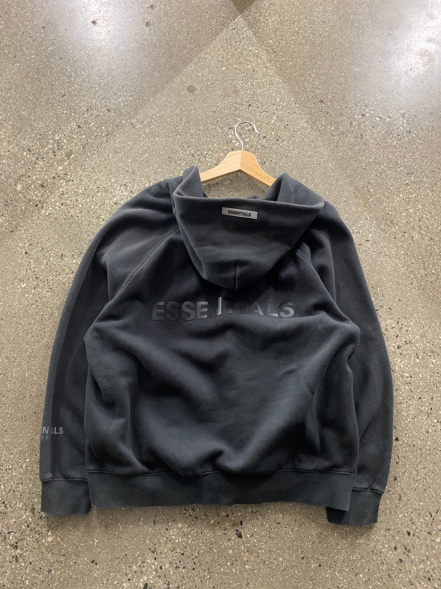 (m) Essentials Zip