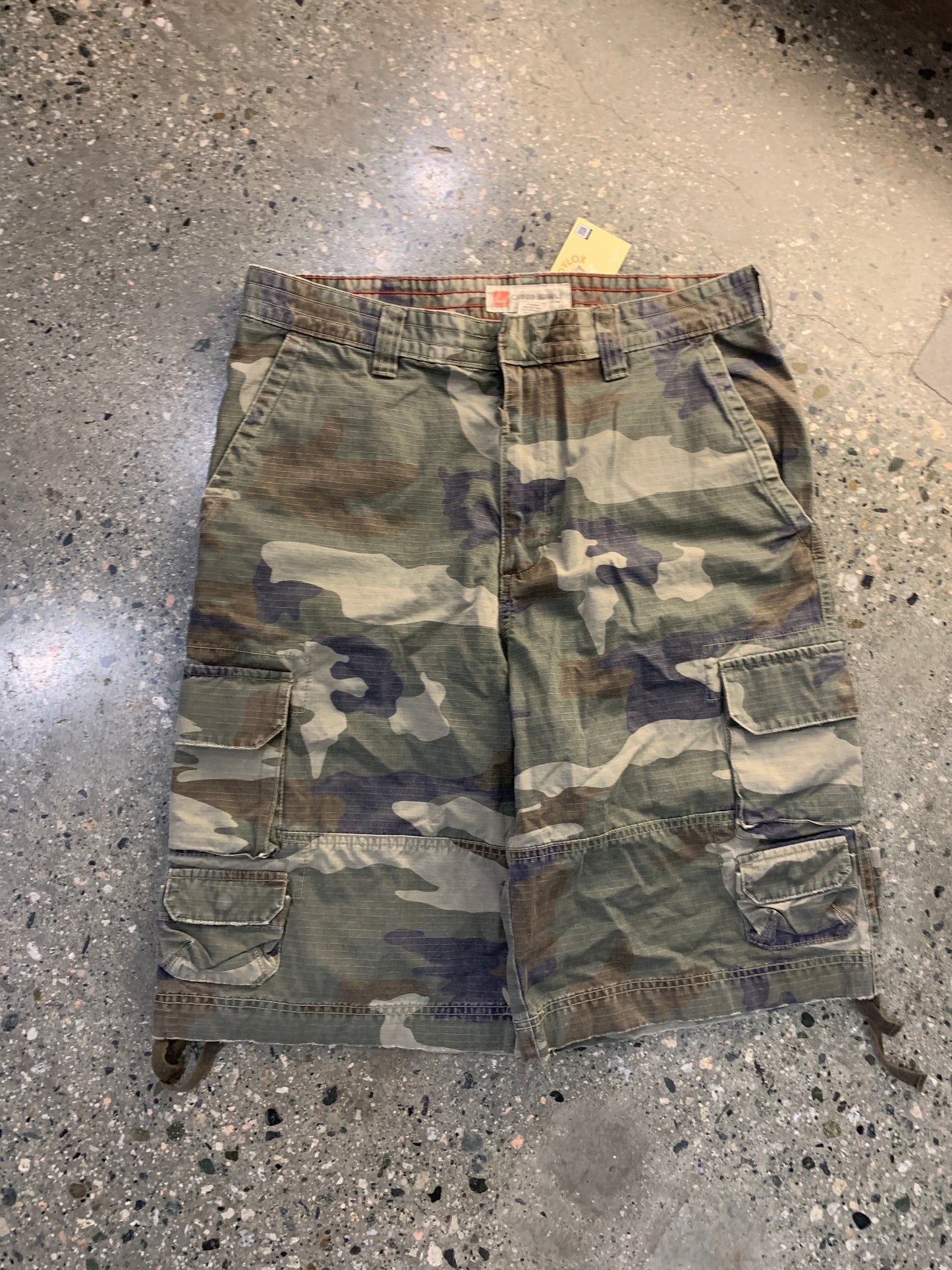 S33 - (33W) Baggy Levi Camo Cargo Shorts