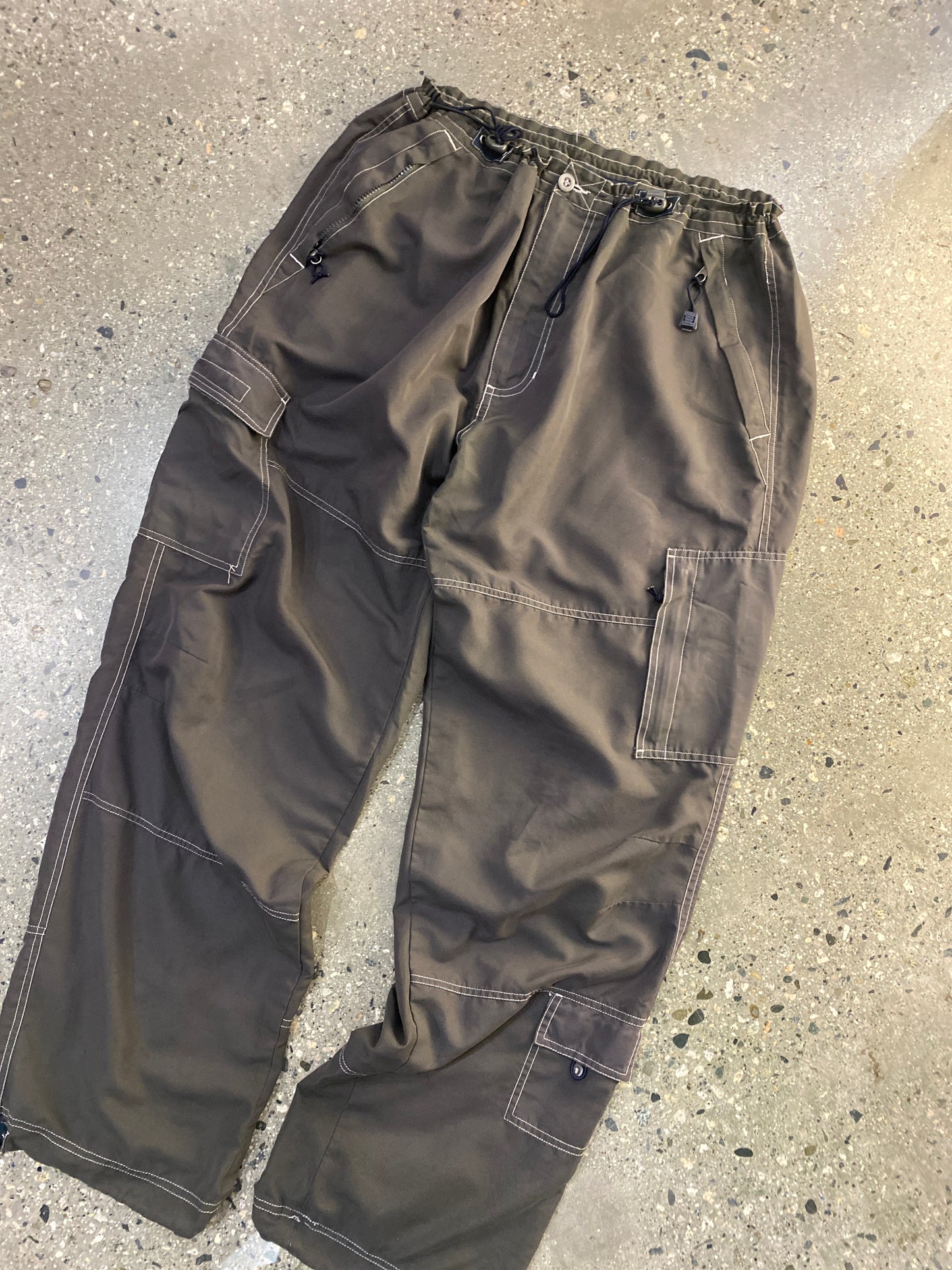 (XL) FW32 - r2 gray parachutes