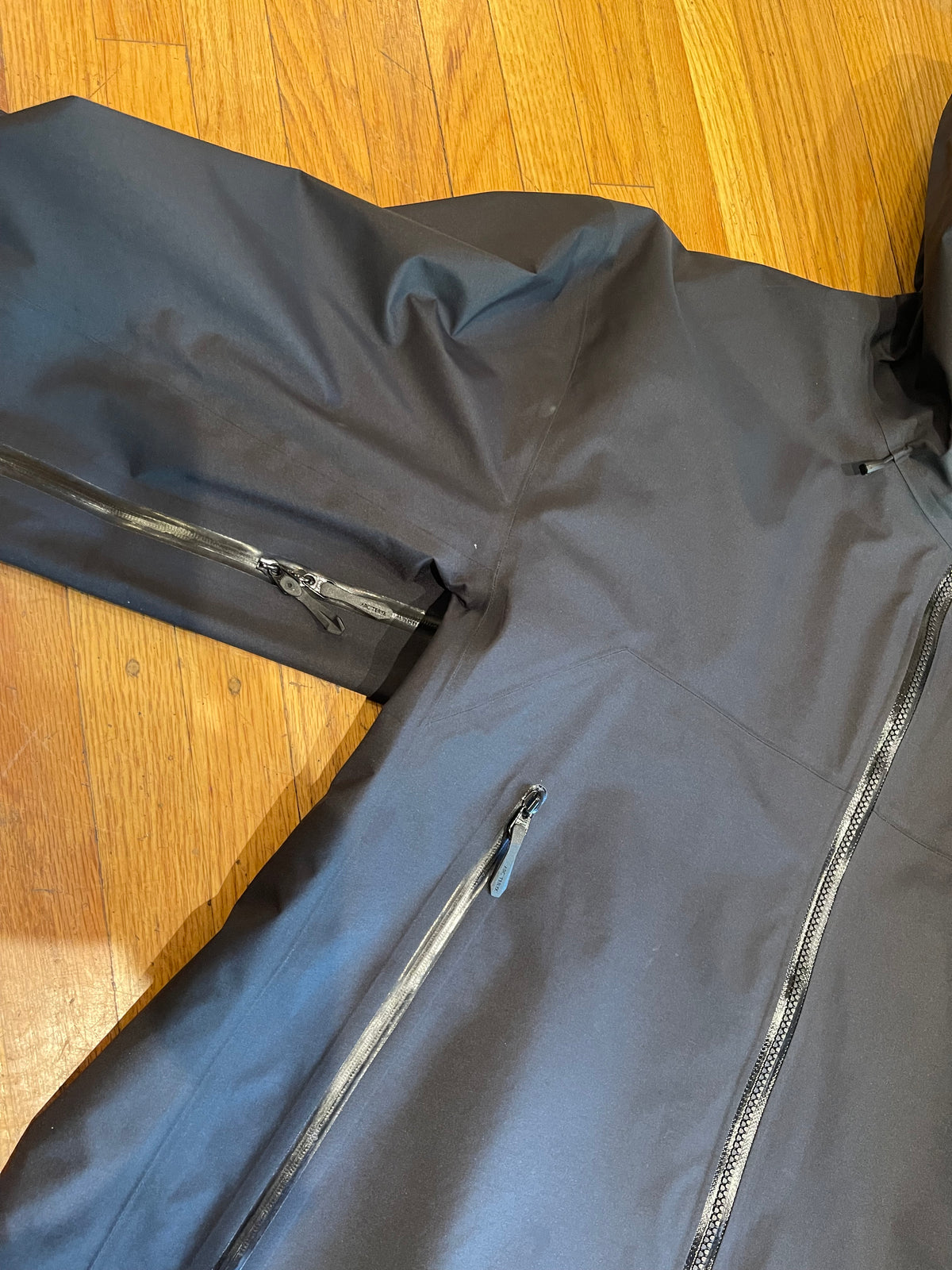 (L) Arc’teryx Black Beta SL - Like New Condition