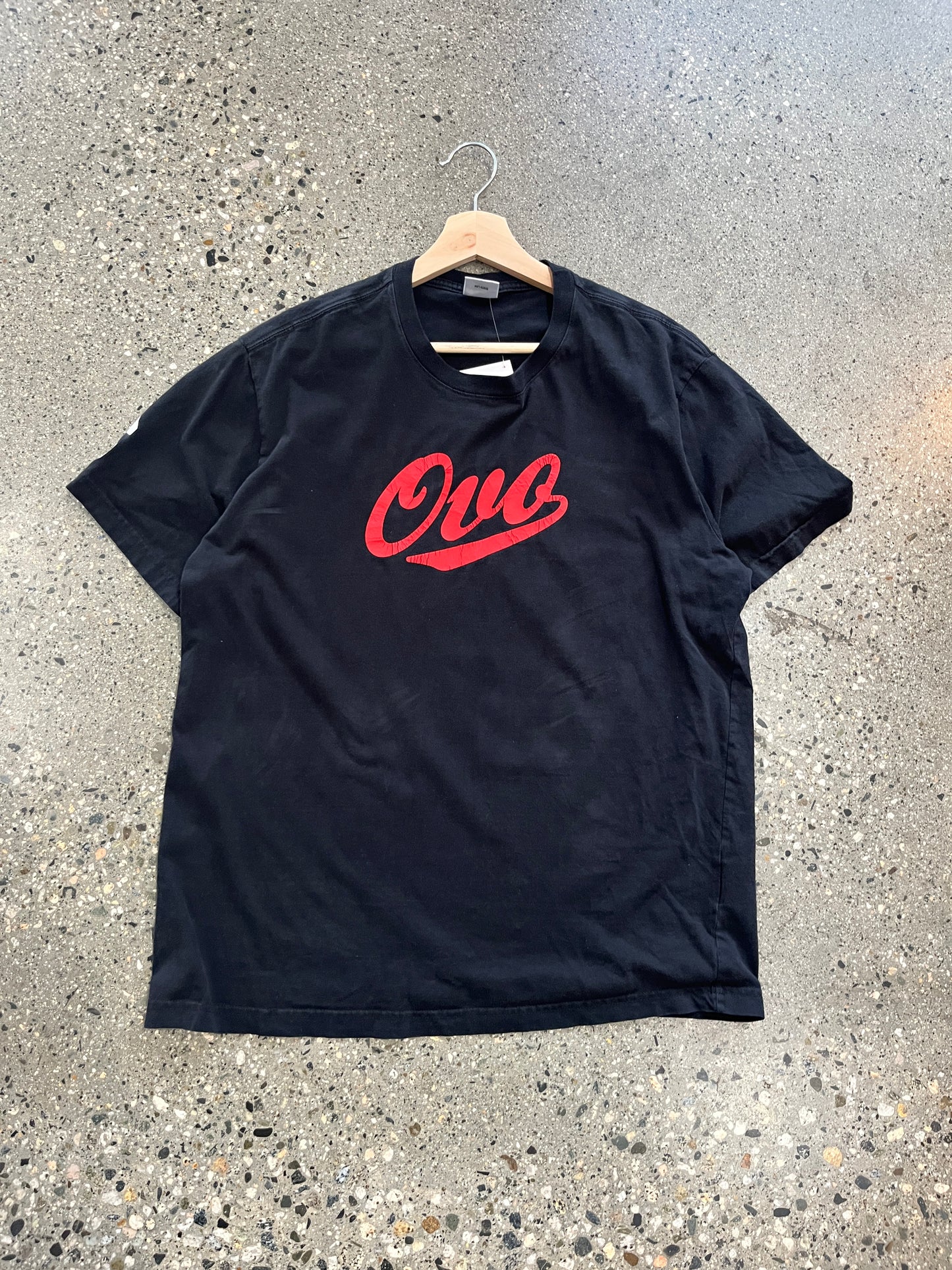 (L) black ovo cursive tee