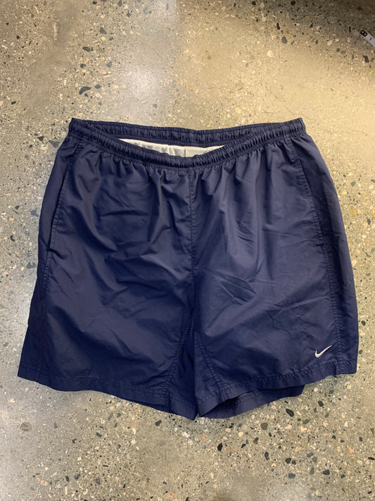 (XL) 2000s Nike swoosh shorts
