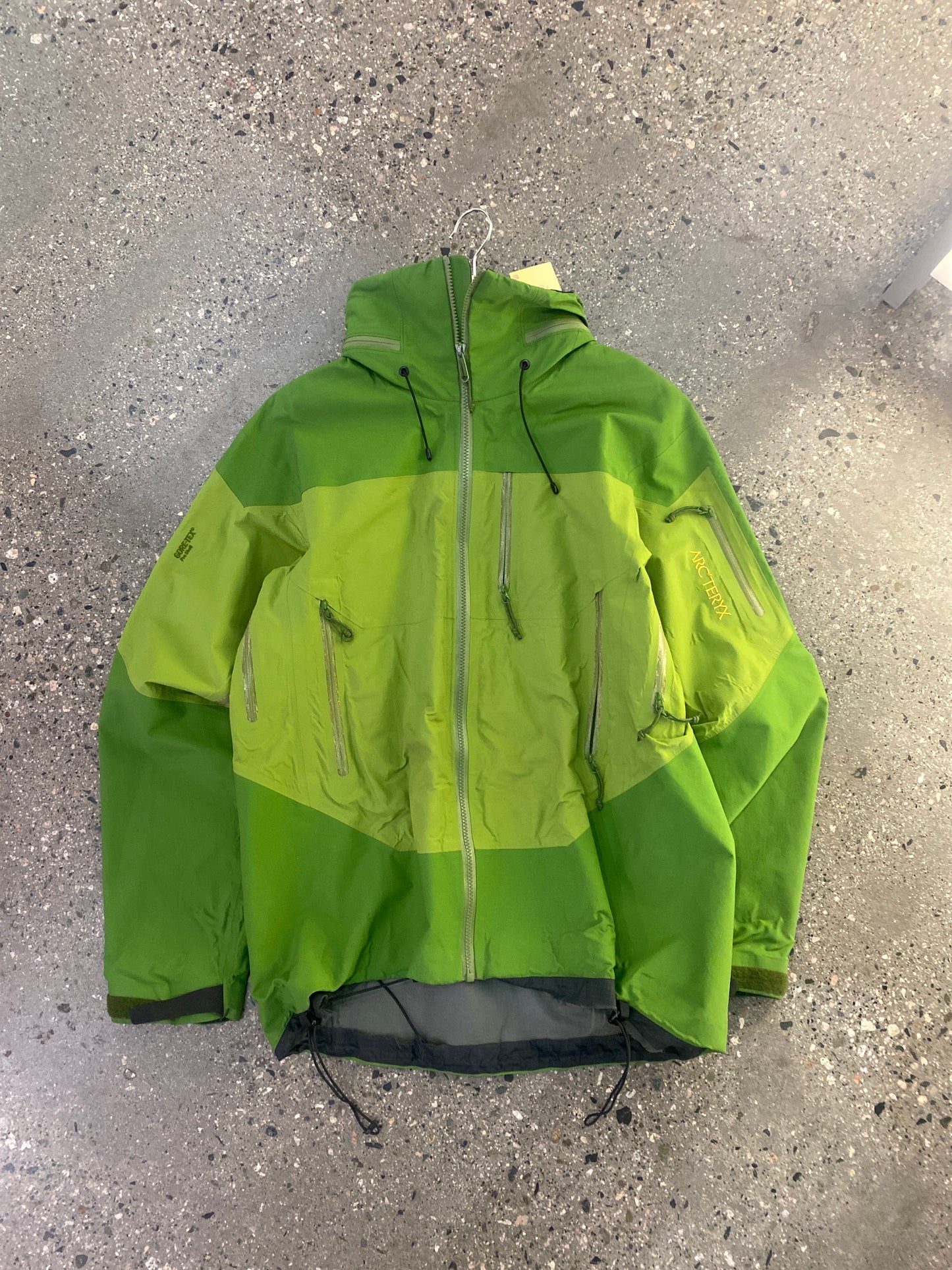 (M) Arc’teryx Stinger AR Goretex Rare Jalapeño Colorway (Packable Hood)