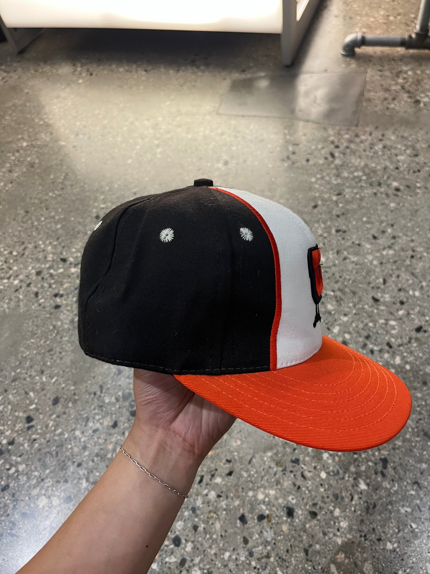 (59.6cm) 00's Undefeated Patch Logo Fitted Hat