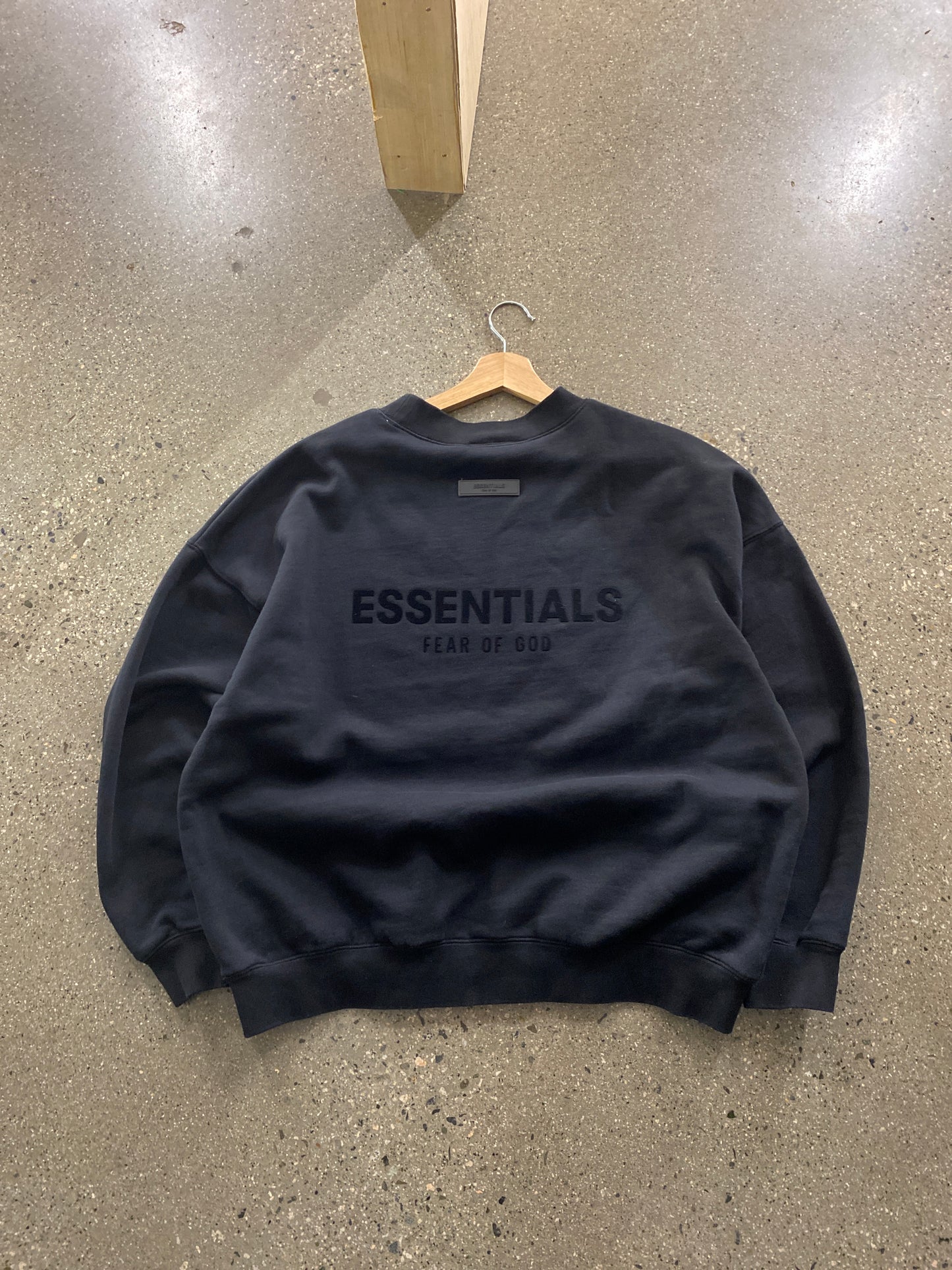 (L) Essentials FOG BLACK CREWNECK