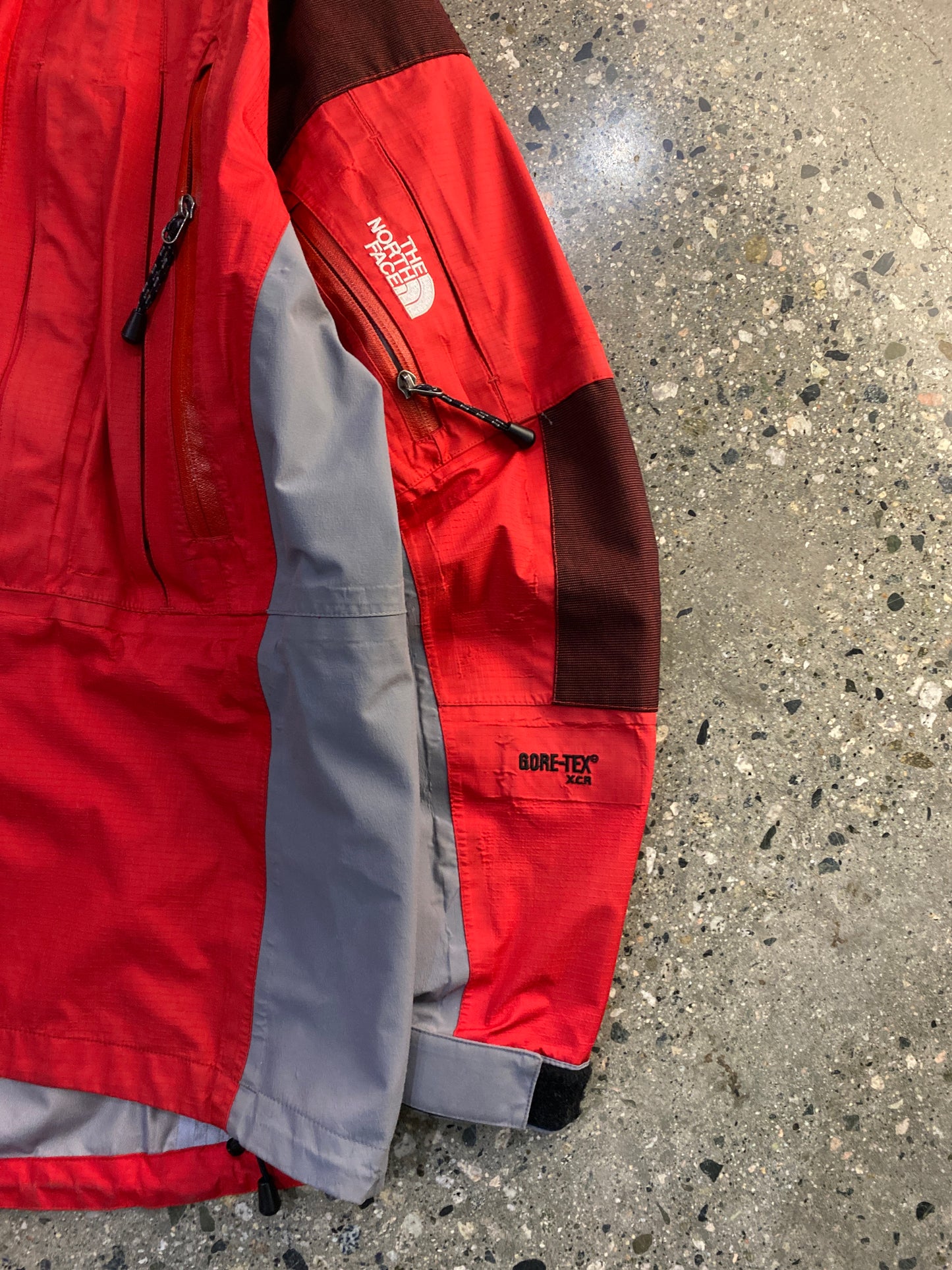 (XL/2X) FW7 - TNF GORETEX XCR JKT RED AND SILVER