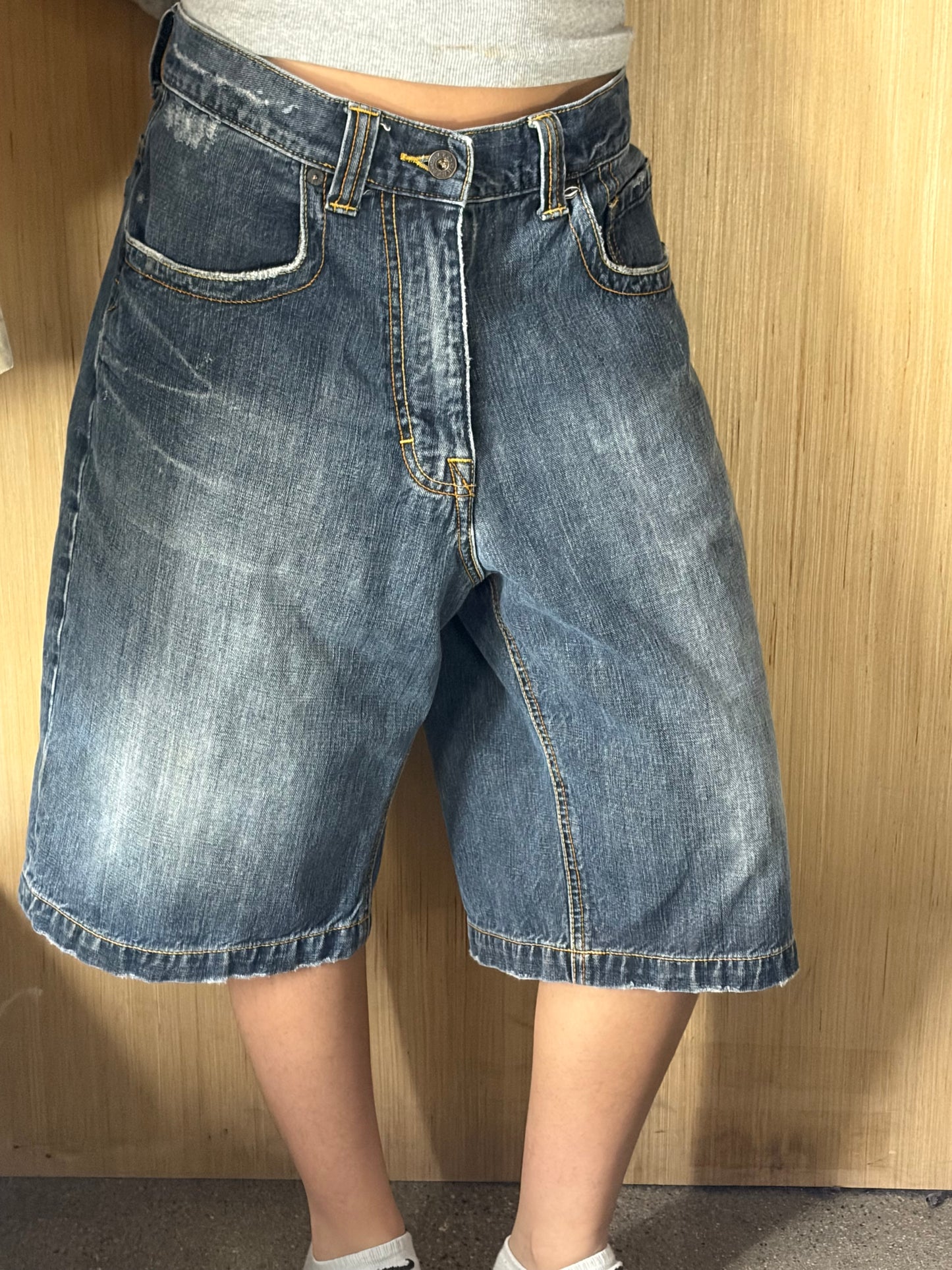 (32”) Guess Sunfaded Jorts