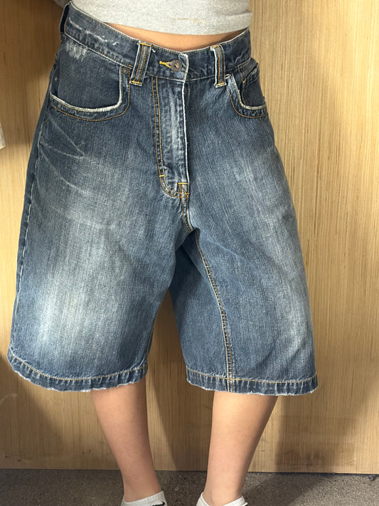 (32”) Guess Sunfaded Jorts