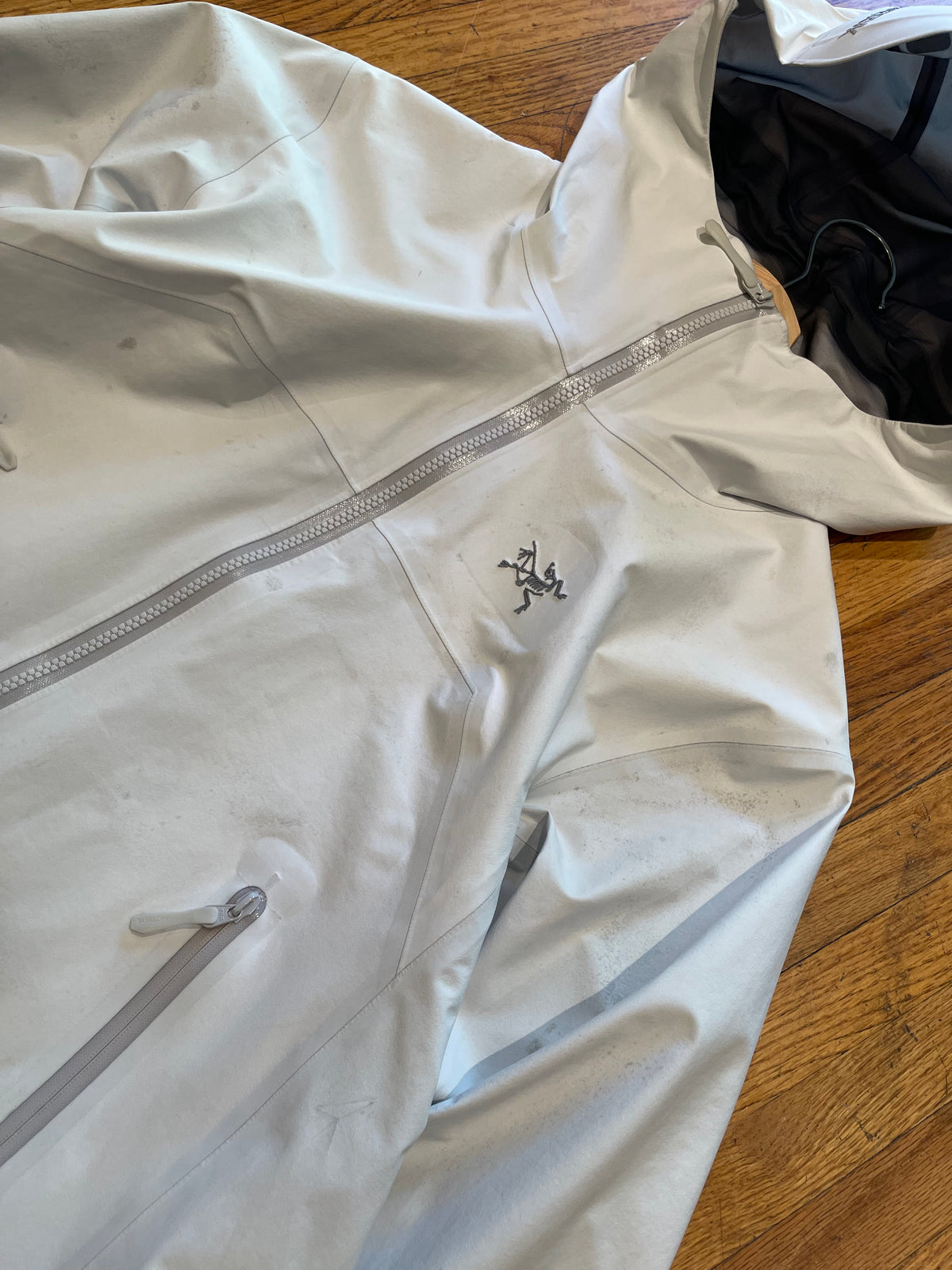 (XS) Arc’teryx Beta Platinum White Goretex Jacket