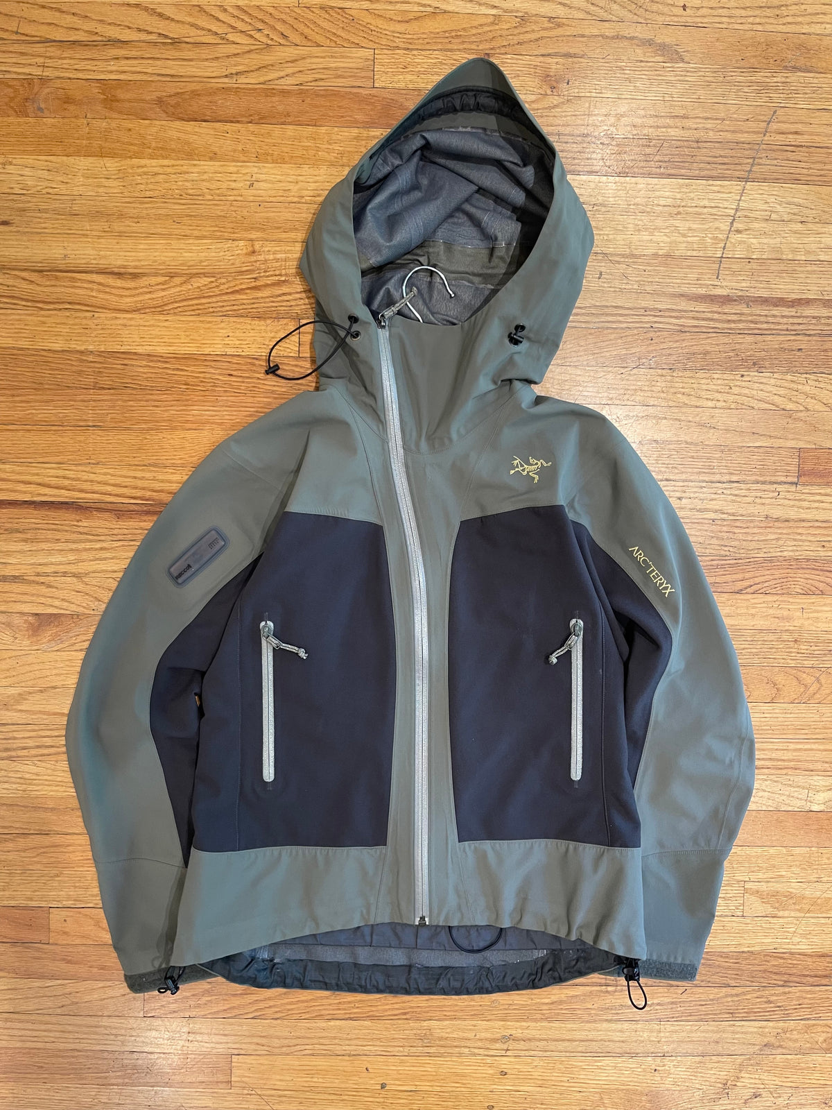 (S) August 2006 Arc’teryx Seeker Comp Sidewinder Softshell Jacket
