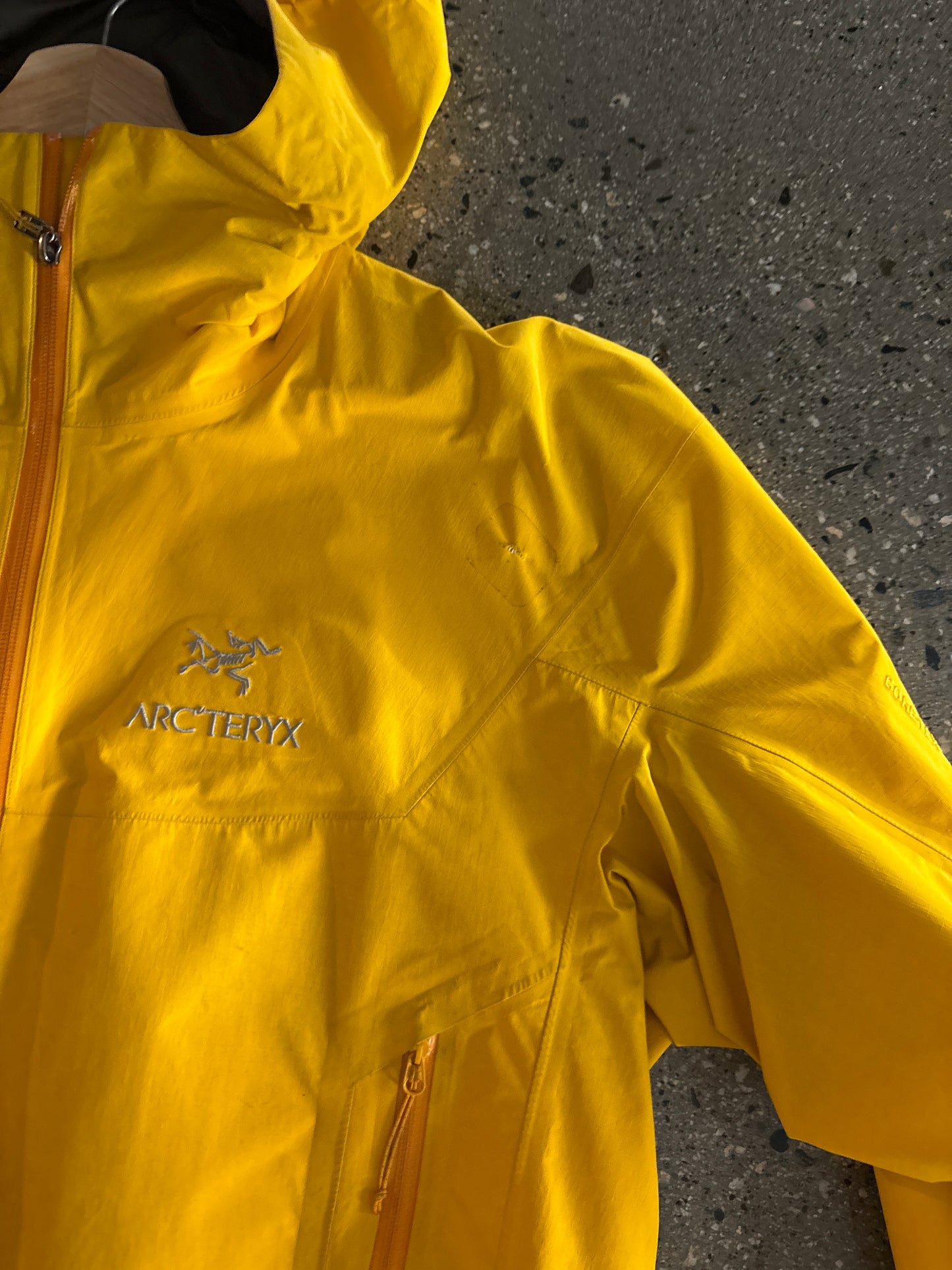 (Mens L) Yellow Arcteryx Beta SL ( AS IS CONDITION)