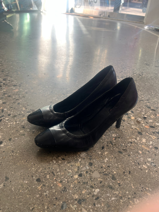 (7 US) 2000s Prada Pumps