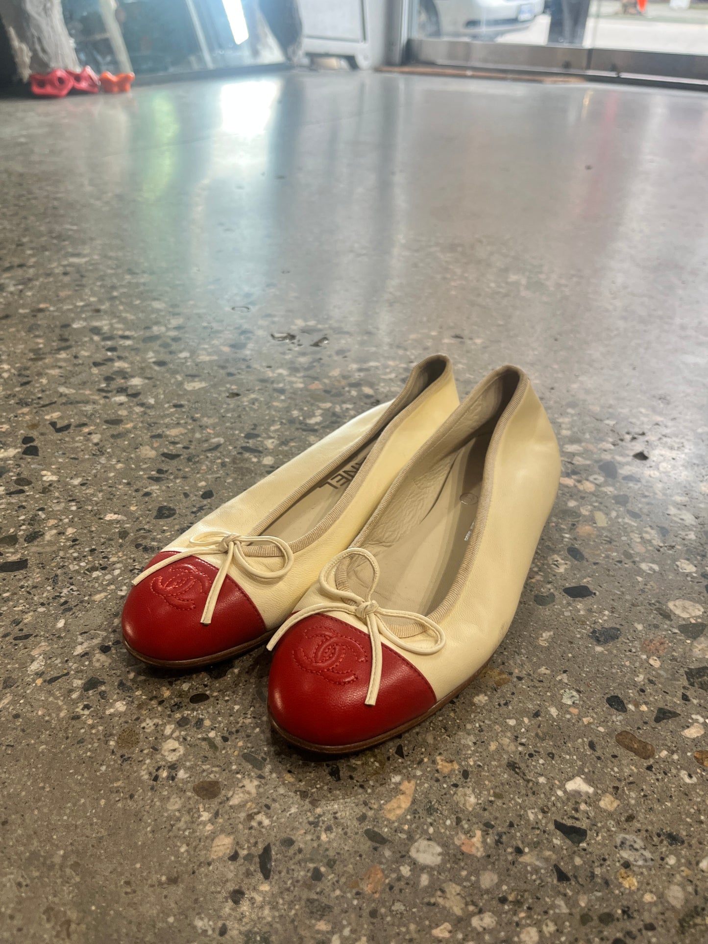 (5.5 US) Chanel Ballet Flats - Cream+Red