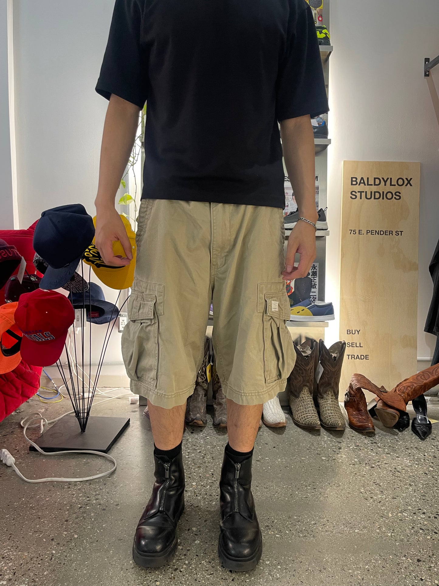 s89 - 32w Levi Cargo Shorts