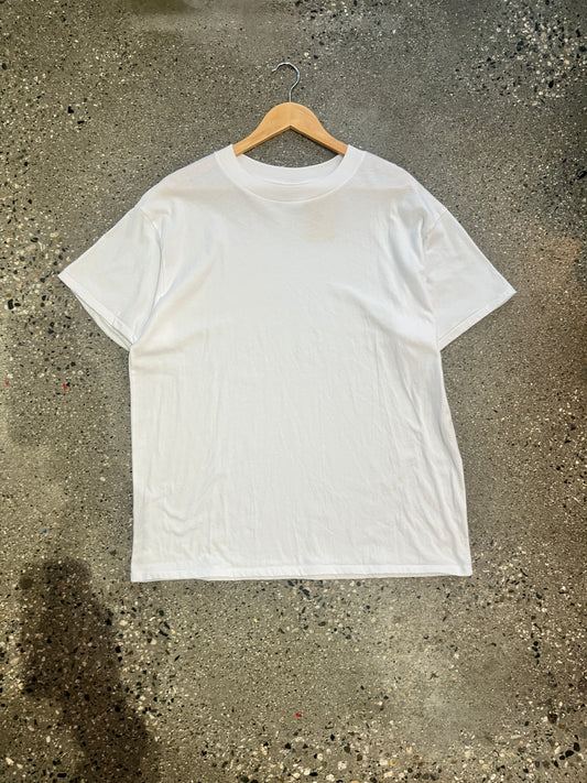 (XL) Akimbo Chain Peeker Blank Tee White