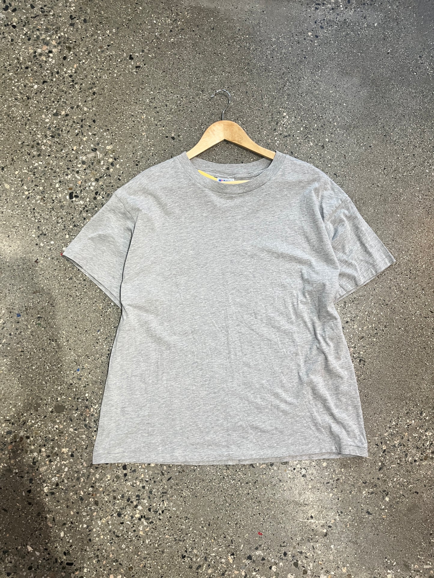 (XL) Akimbo Chain Peeker Blank Tee Grey