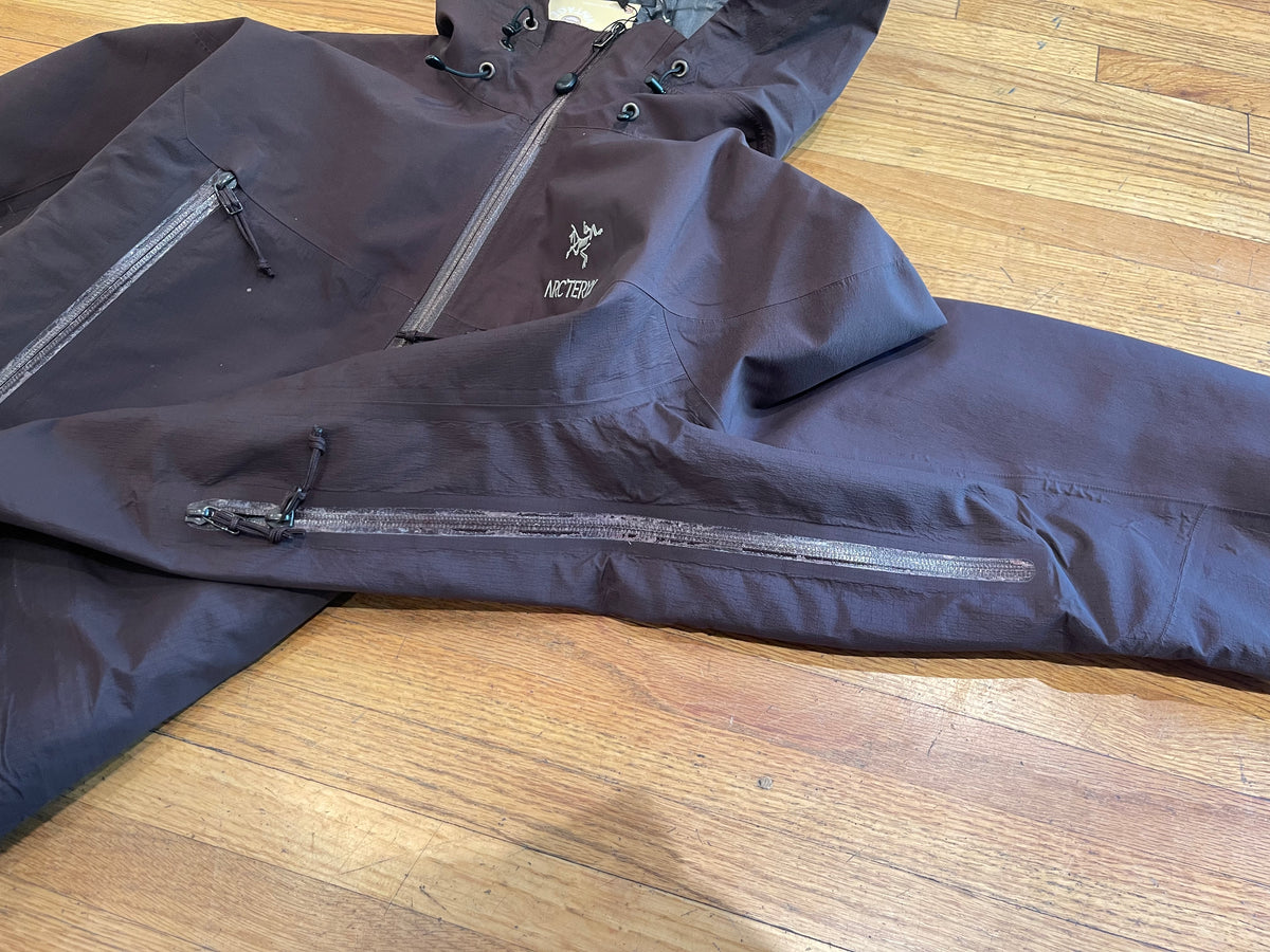 (Men’s M) 2007 Arc’teryx Alpha SV Teak Color Goretex Pro Shell ( as is )