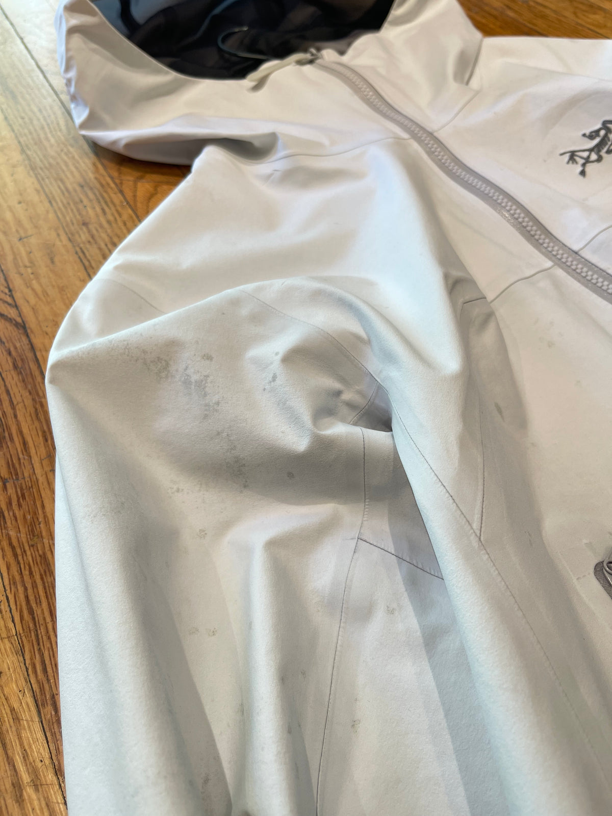 (XS) Arc’teryx Beta Platinum White Goretex Jacket