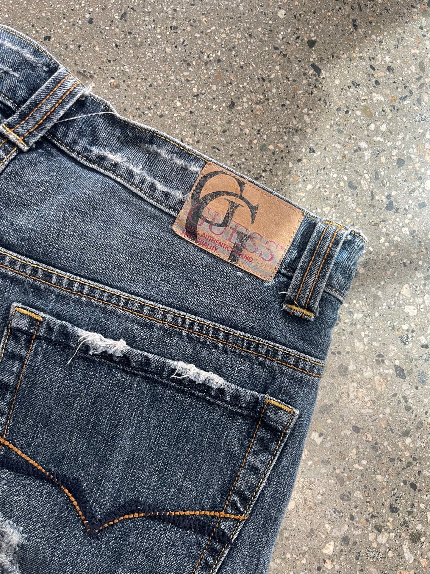 (32”) Guess Sunfaded Jorts